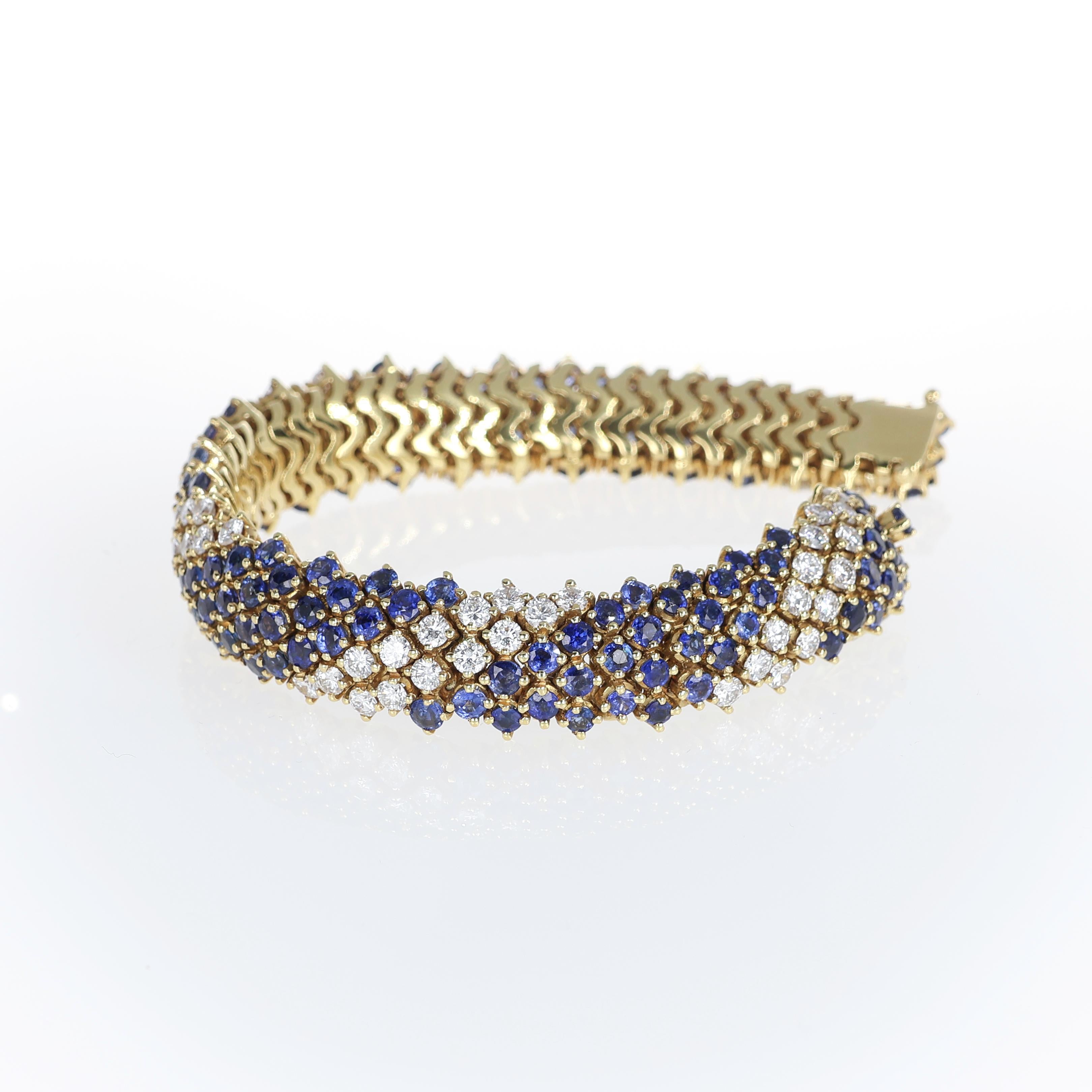 18K Yellow Gold Bracelet with Blue Sapphires and Diamonds In New Condition For Sale In Bergamo, BG