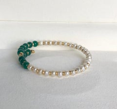 18 Karat Yellow Gold Bracelet with Fresh Water Pearls and Green Agates Pearls