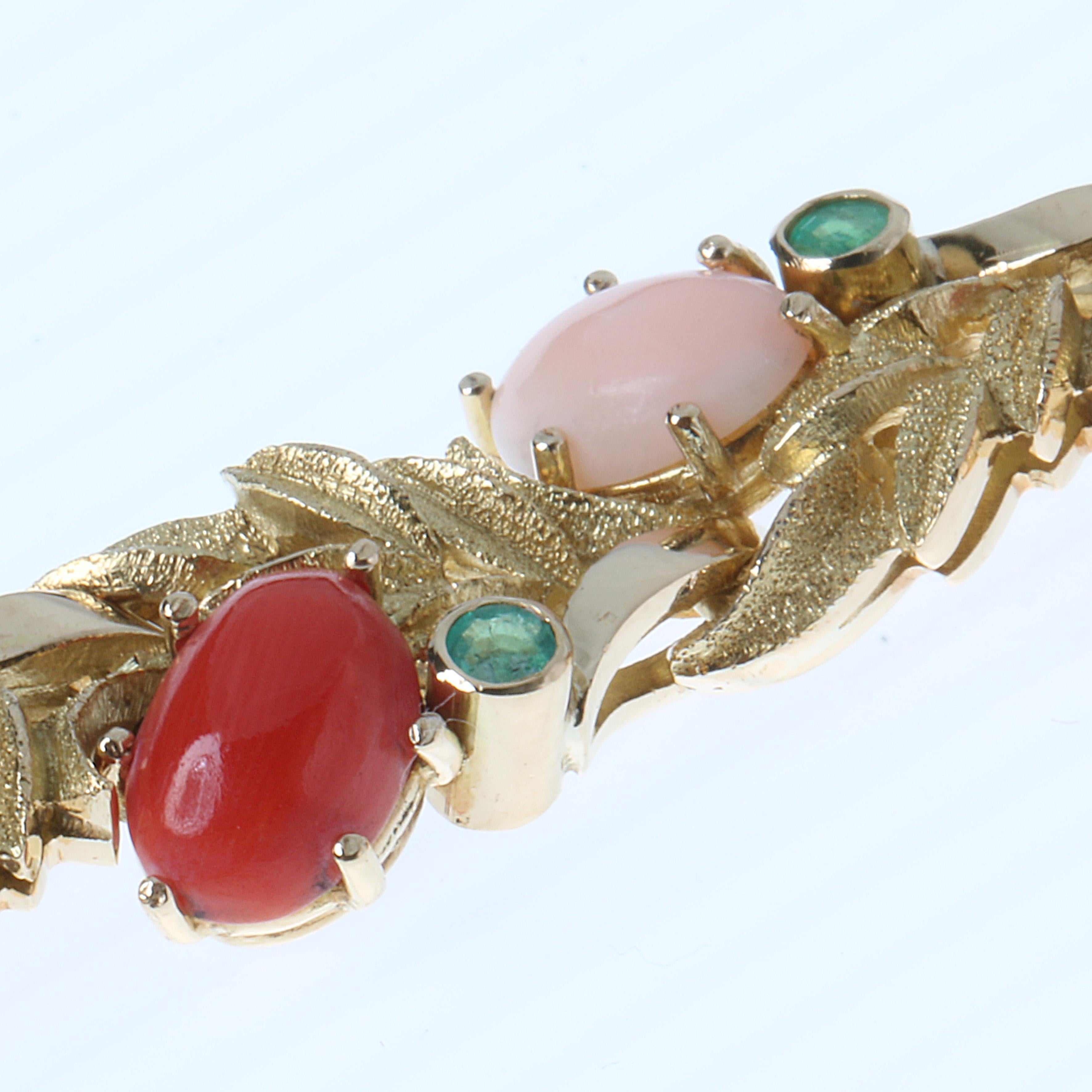 18 Karat Yellow Gold Bracelet with Red/Pink Meditteranean Coral and Emeralds In Excellent Condition In Crema, Cremona