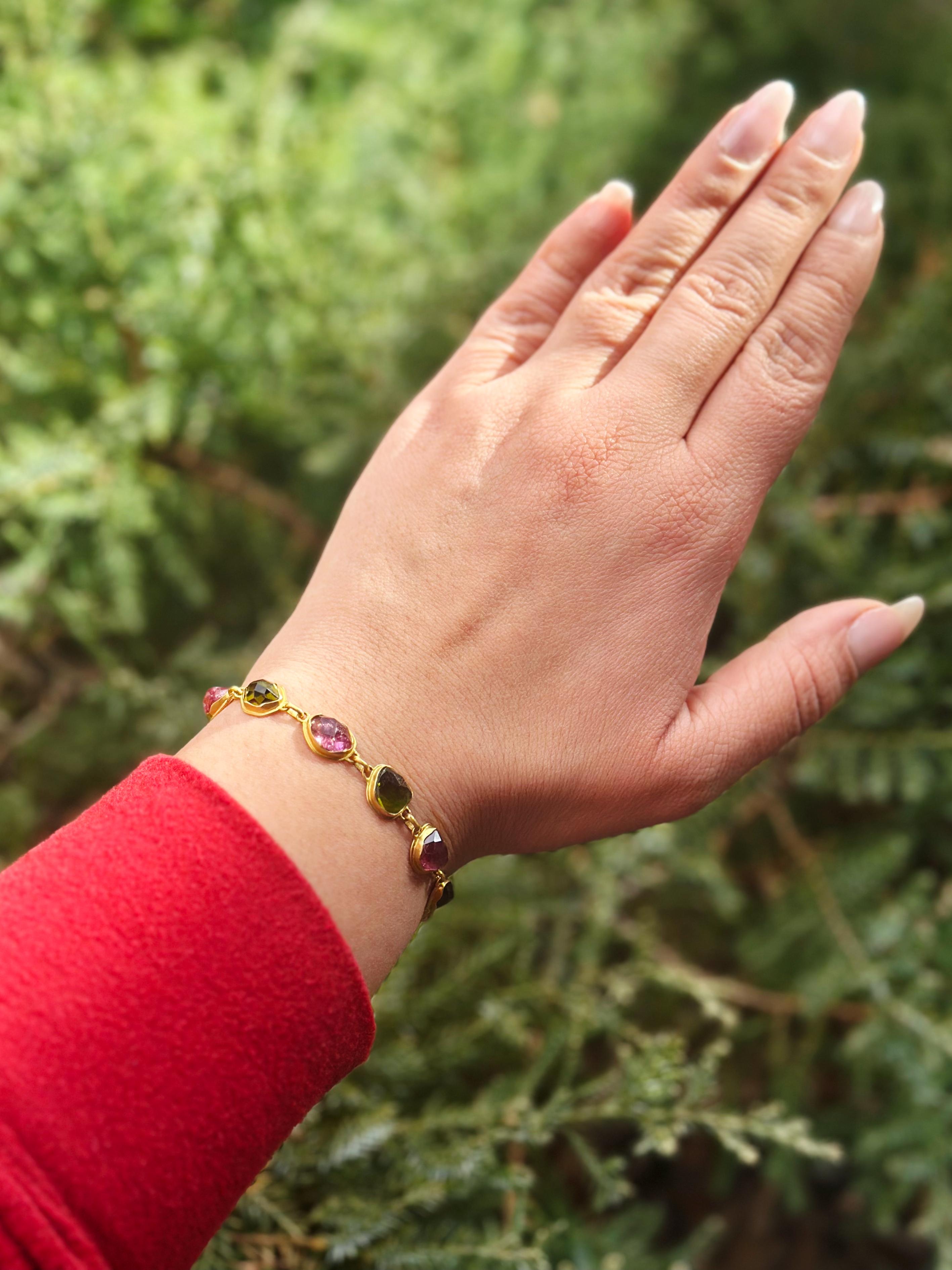 Ein Armband aus 18 Karat Gelbgold mit individuellen, handgefertigten Fassungen, die jeden Edelstein perfekt einrahmen. Jeder Turmalin ist so geformt und facettiert, dass die Schönheit des Steins optimal zur Geltung kommt. Es gibt sechs natürliche