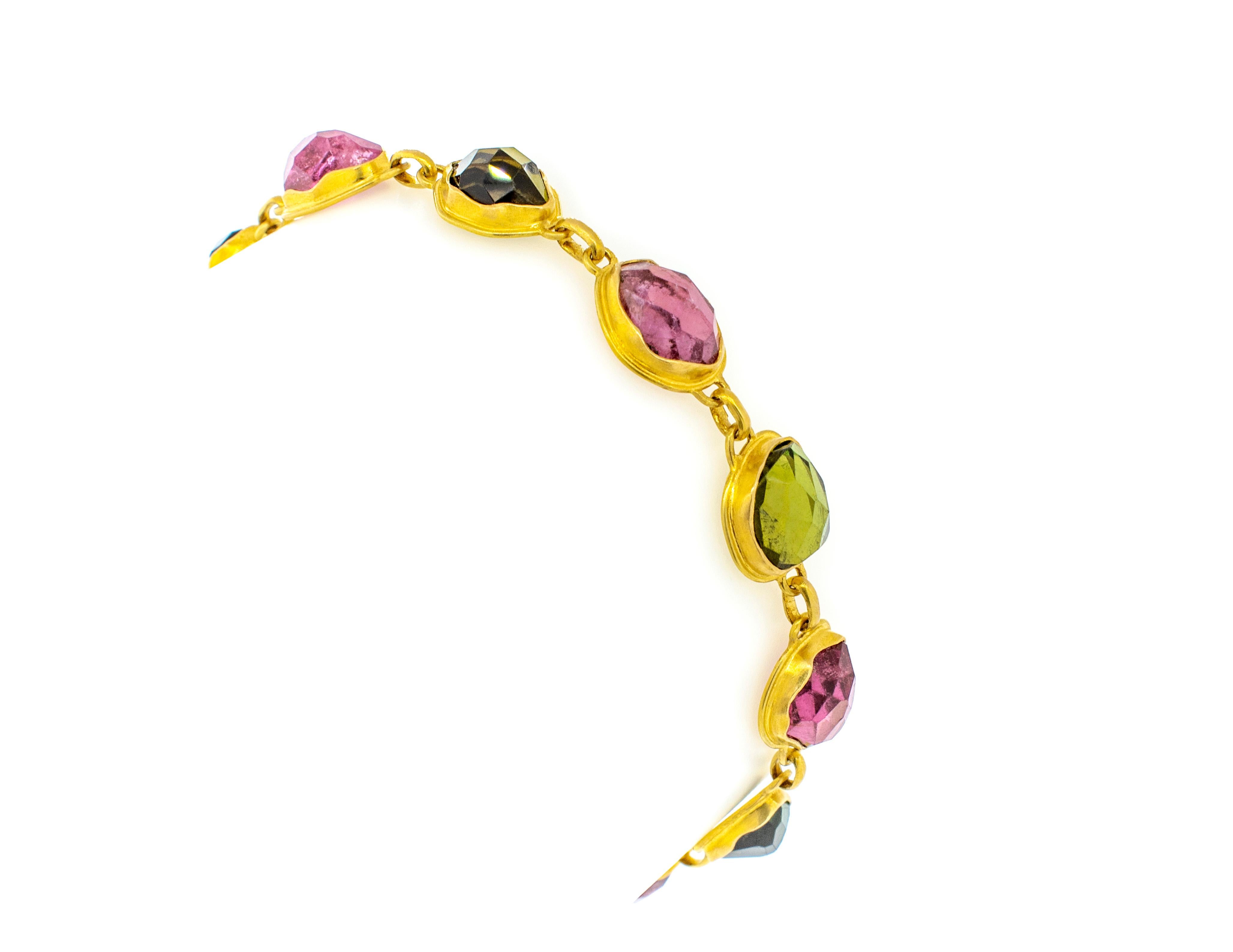 Armband aus 18 Karat Gelbgold mit rosa und grünem Turmalin im Rohschliff und grünem Turmalin (Moderne) im Angebot