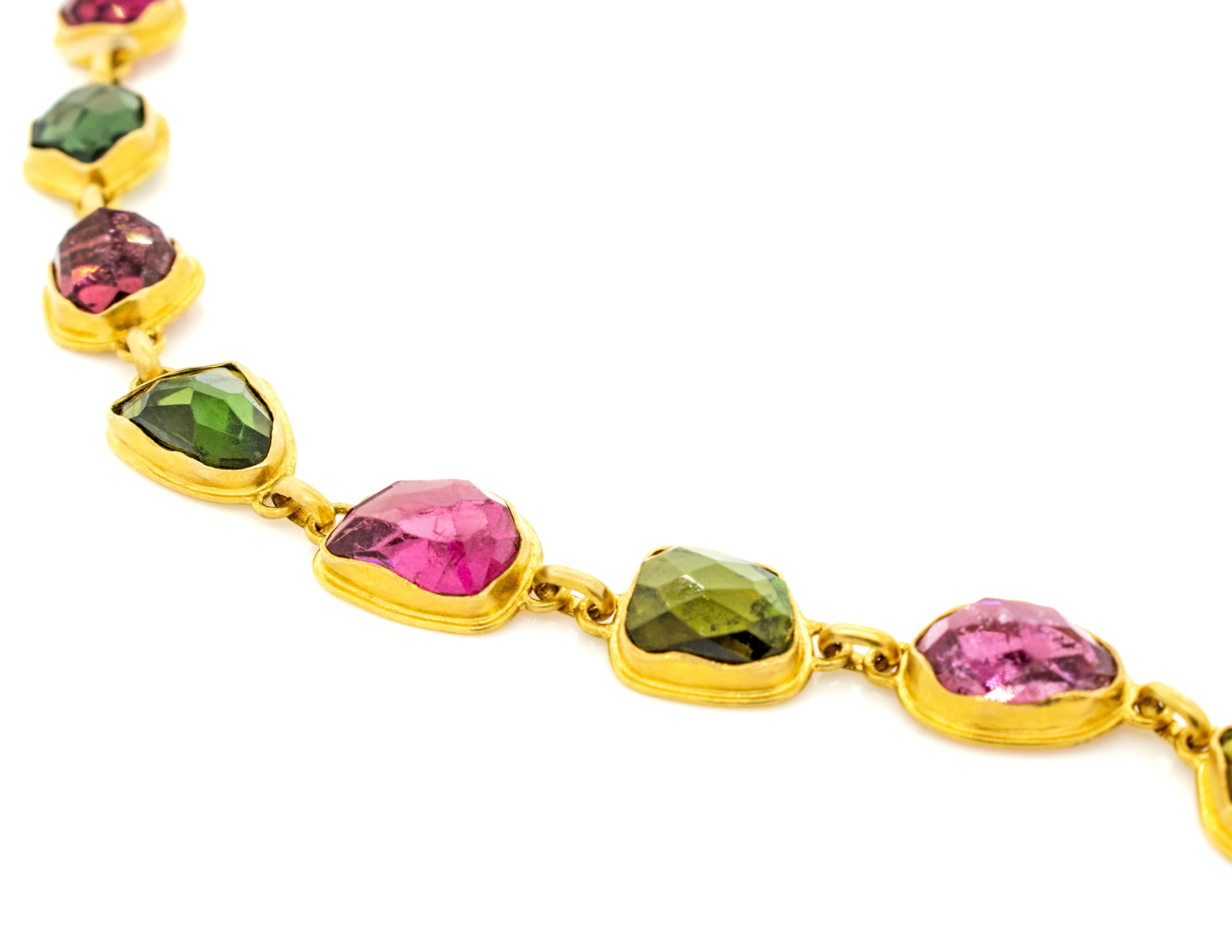 Armband aus 18 Karat Gelbgold mit rosa und grünem Turmalin im Rohschliff und grünem Turmalin Damen im Angebot