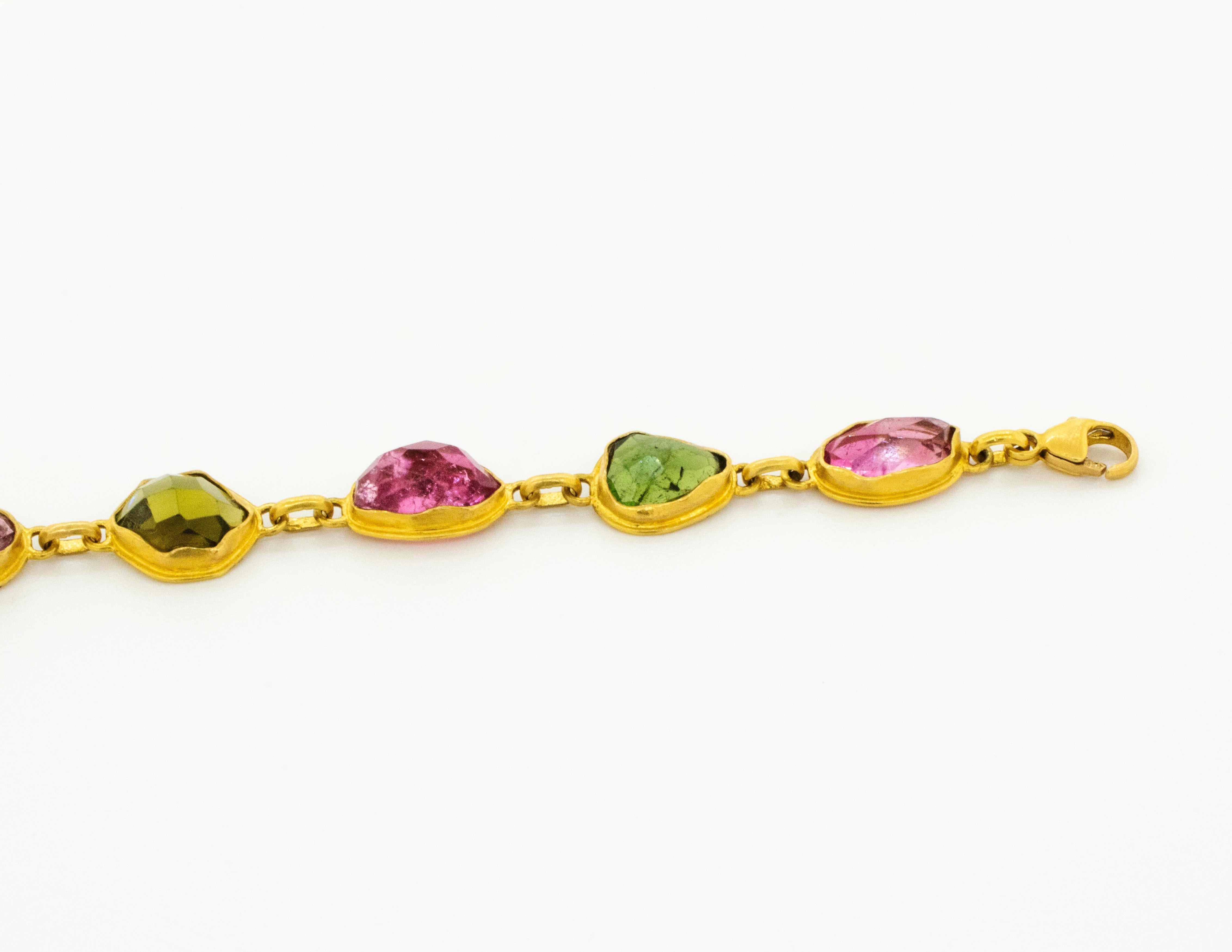 Armband aus 18 Karat Gelbgold mit rosa und grünem Turmalin im Rohschliff und grünem Turmalin im Angebot 1