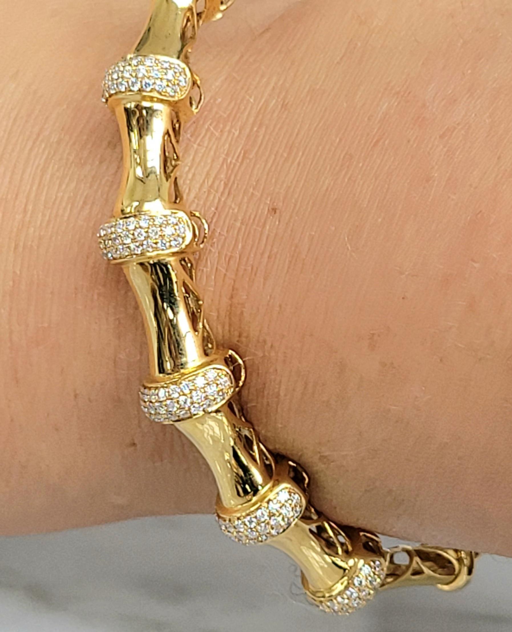 18k Yellow Gold Bracelet with SVI F Color Diamonds In New Condition For Sale In Hong Kong, HK