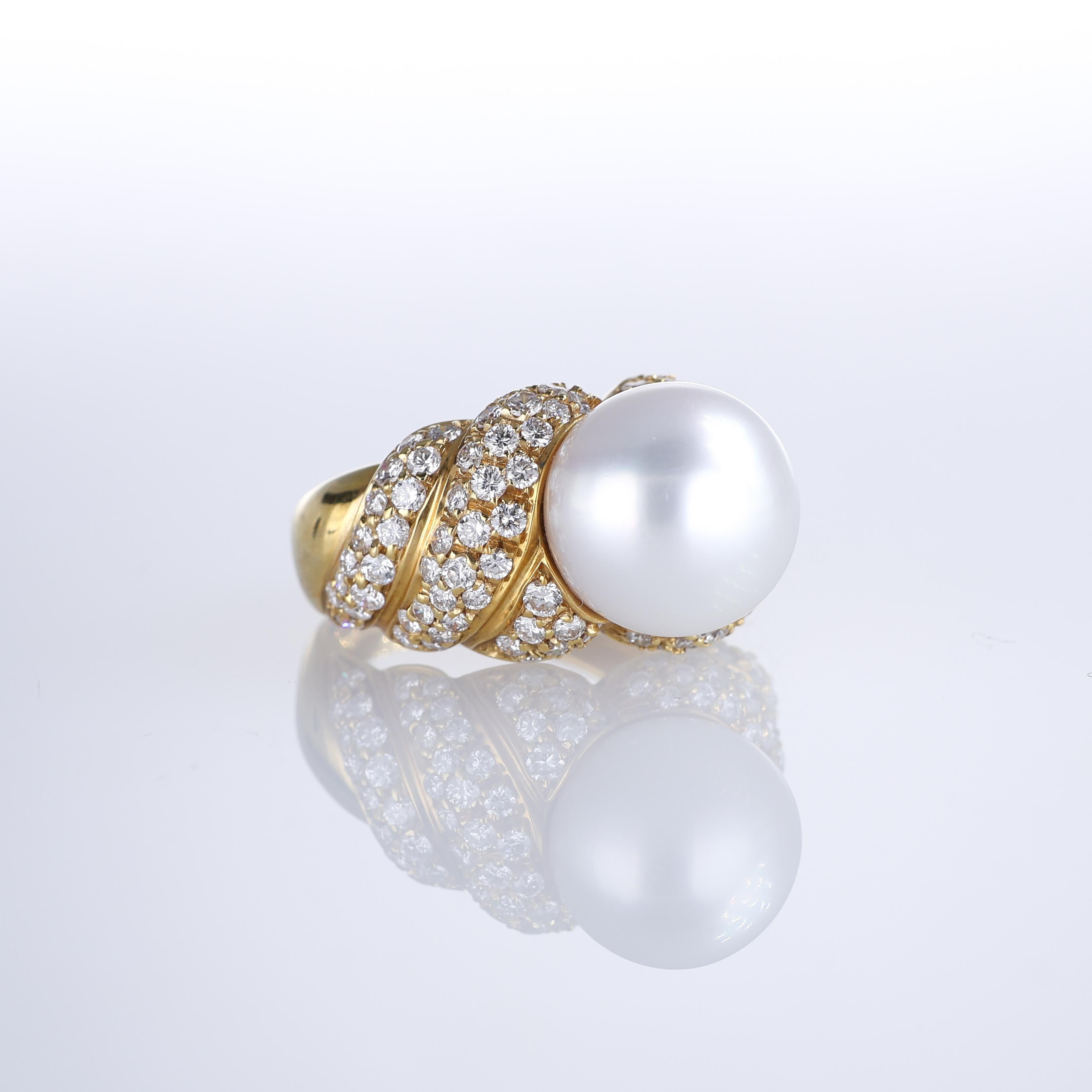Brilliant Cut 18K Yellow Gold Braided Pavé Diamond Ring with Central Pearl For Sale