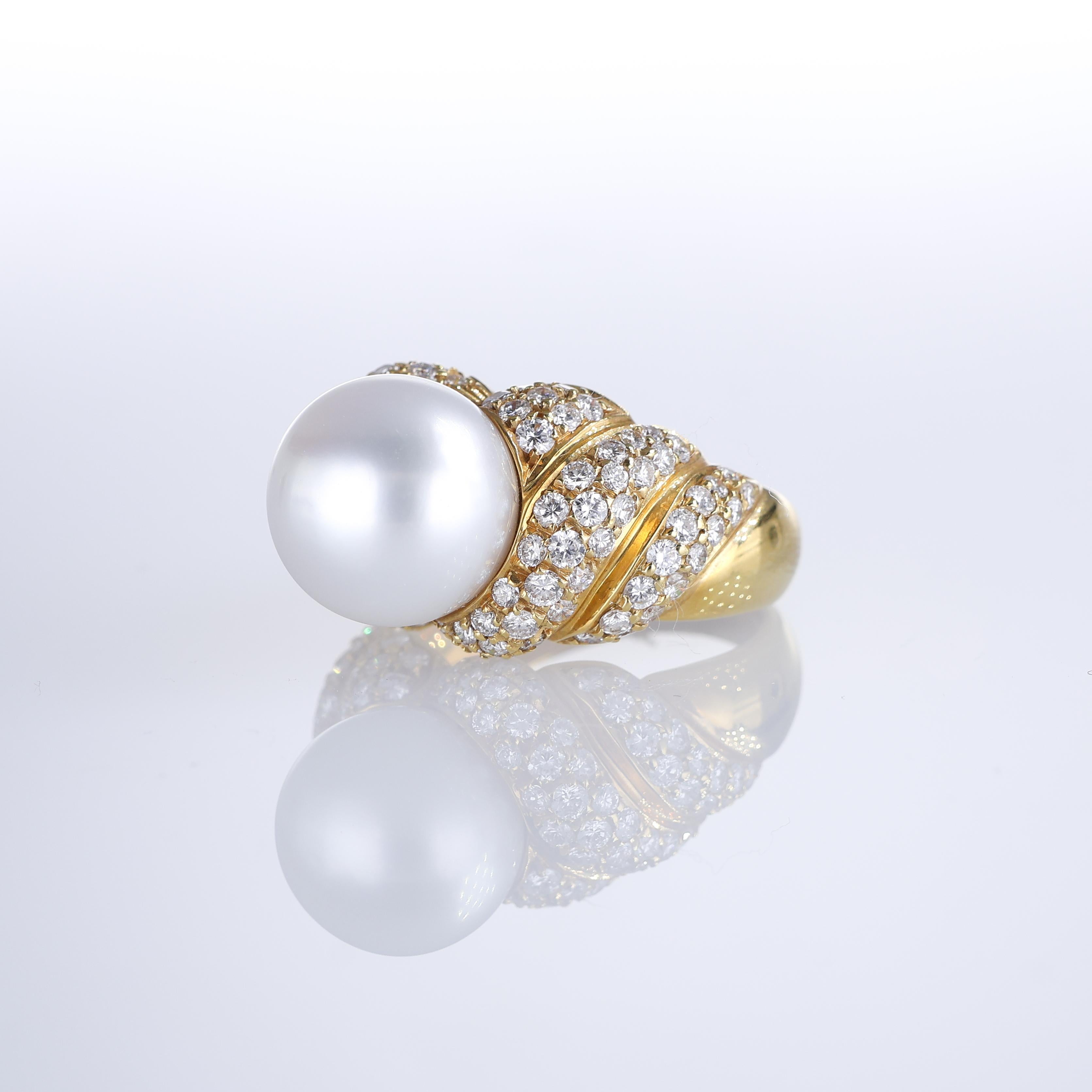18K Yellow Gold Braided Pavé Diamond Ring with Central Pearl In New Condition For Sale In Bergamo, BG