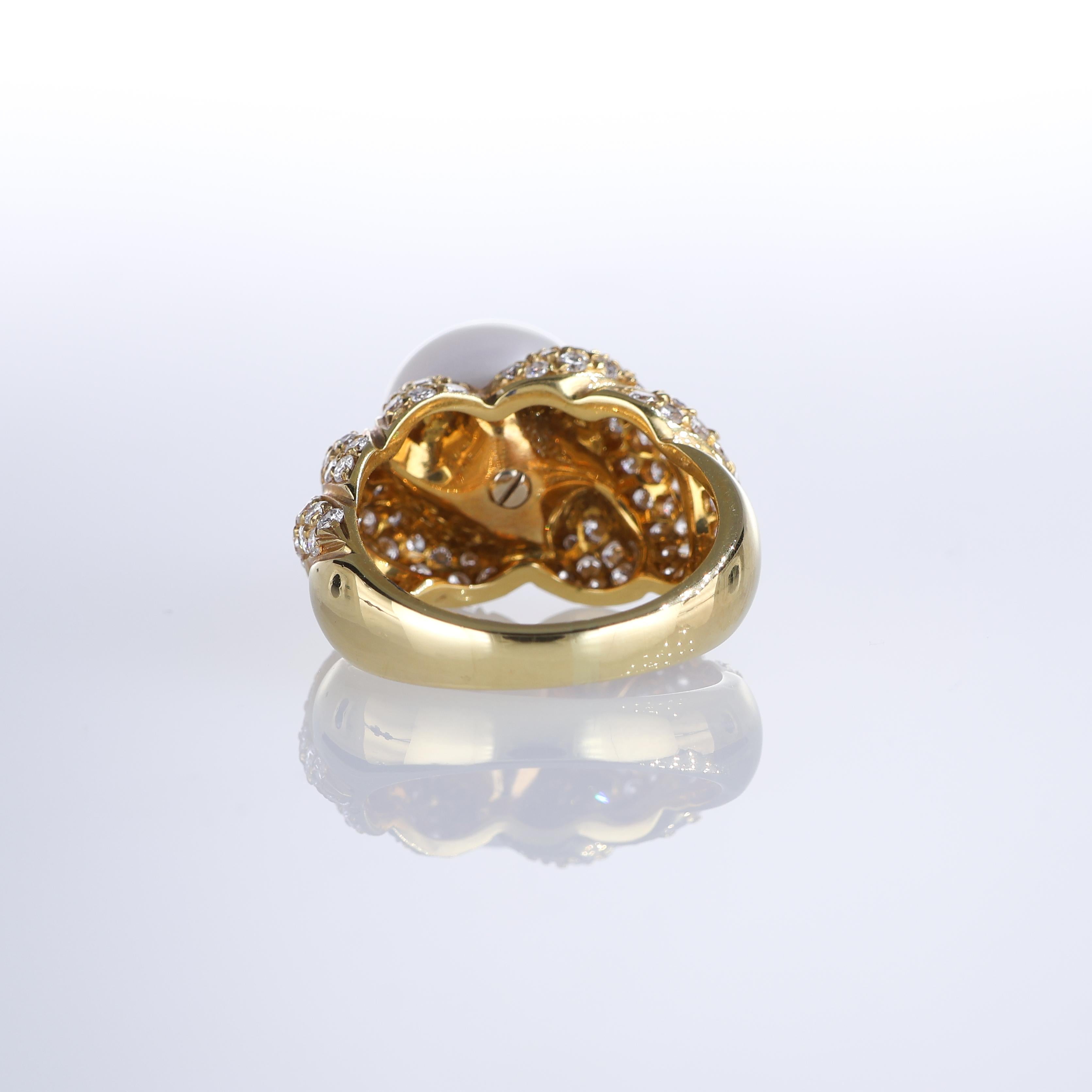 Women's or Men's 18K Yellow Gold Braided Pavé Diamond Ring with Central Pearl For Sale