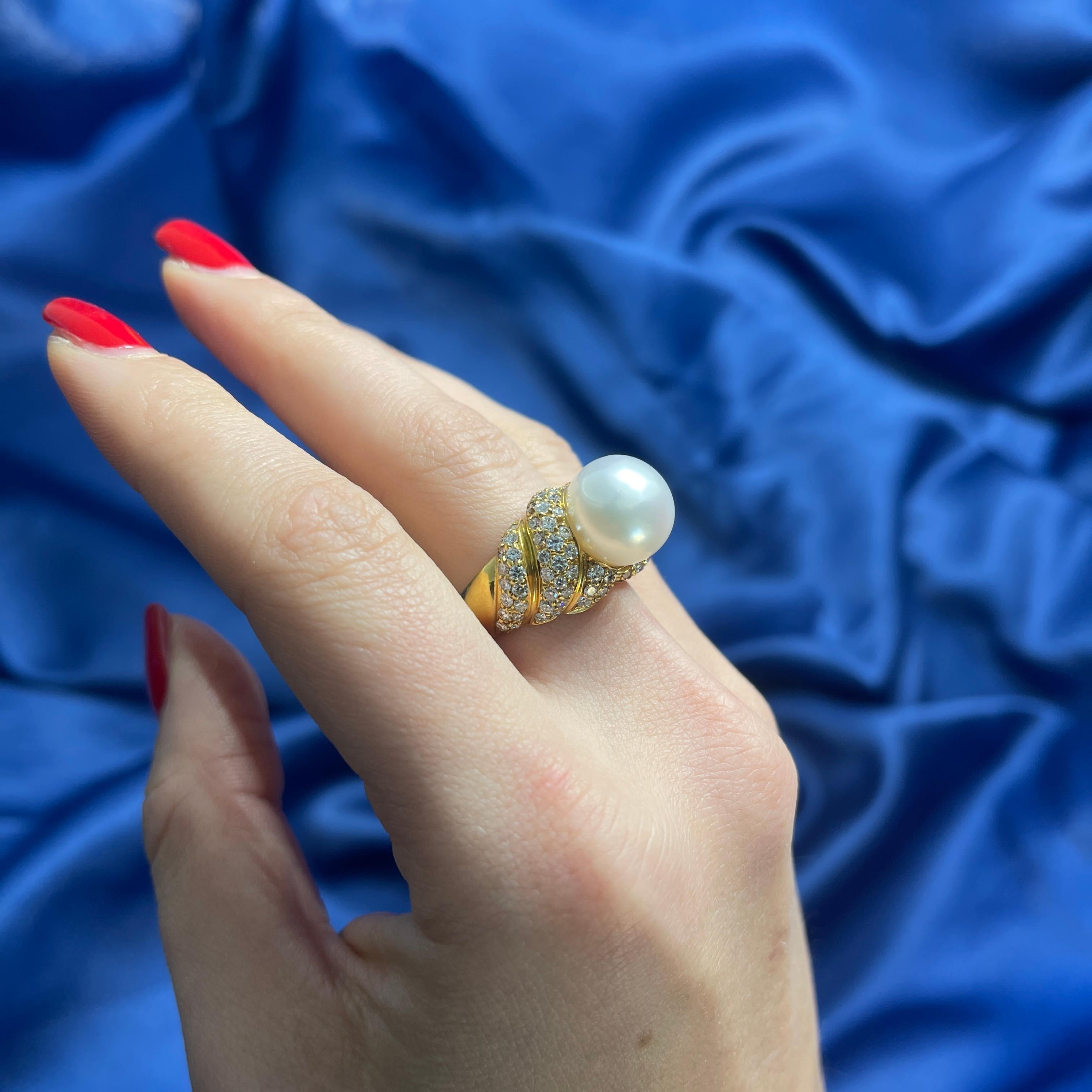18K Yellow Gold Braided Pavé Diamond Ring with Central Pearl For Sale 3