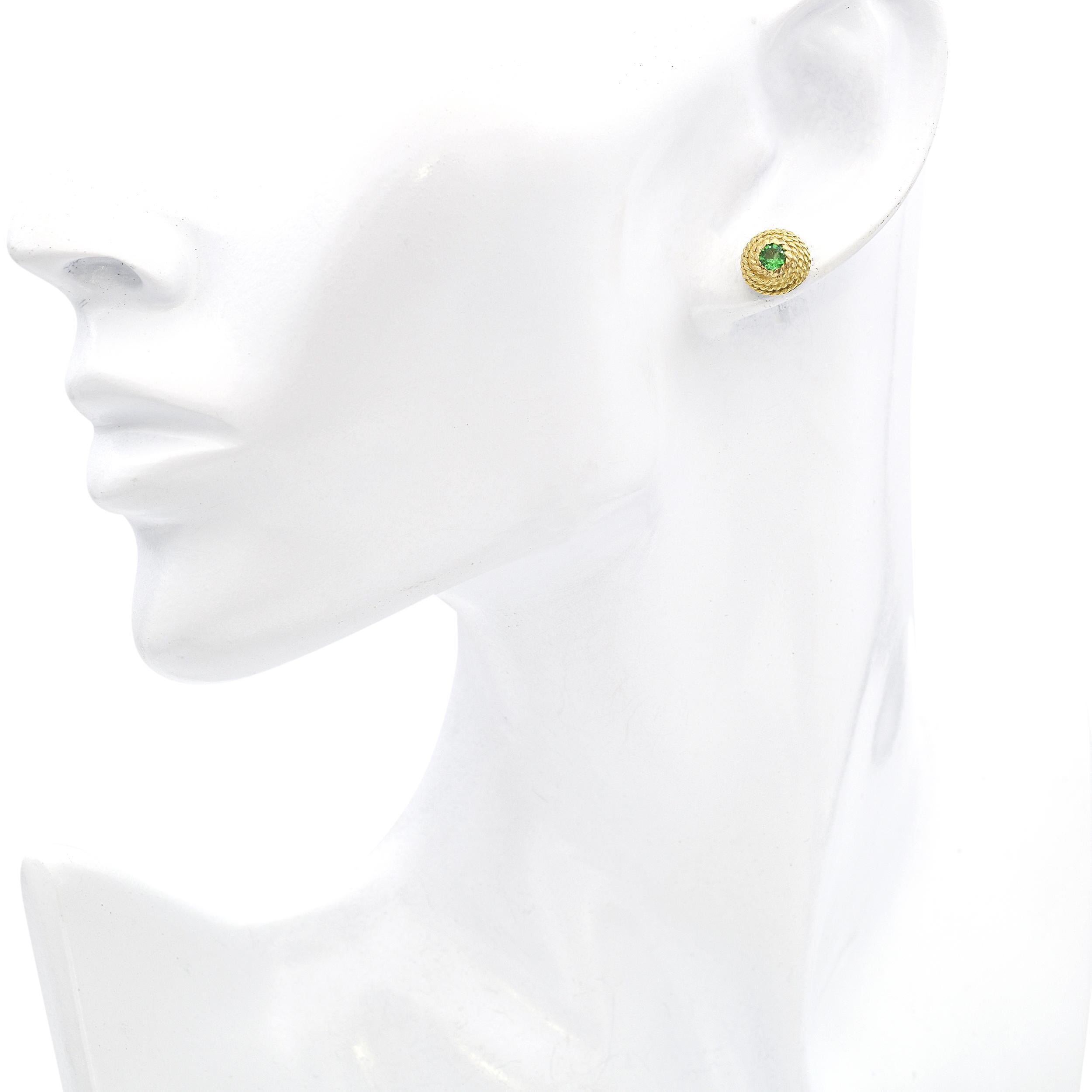 18k Gelbgold geflochtenes Seil Tsavorit Granat Ohrstecker (Rundschliff) im Angebot