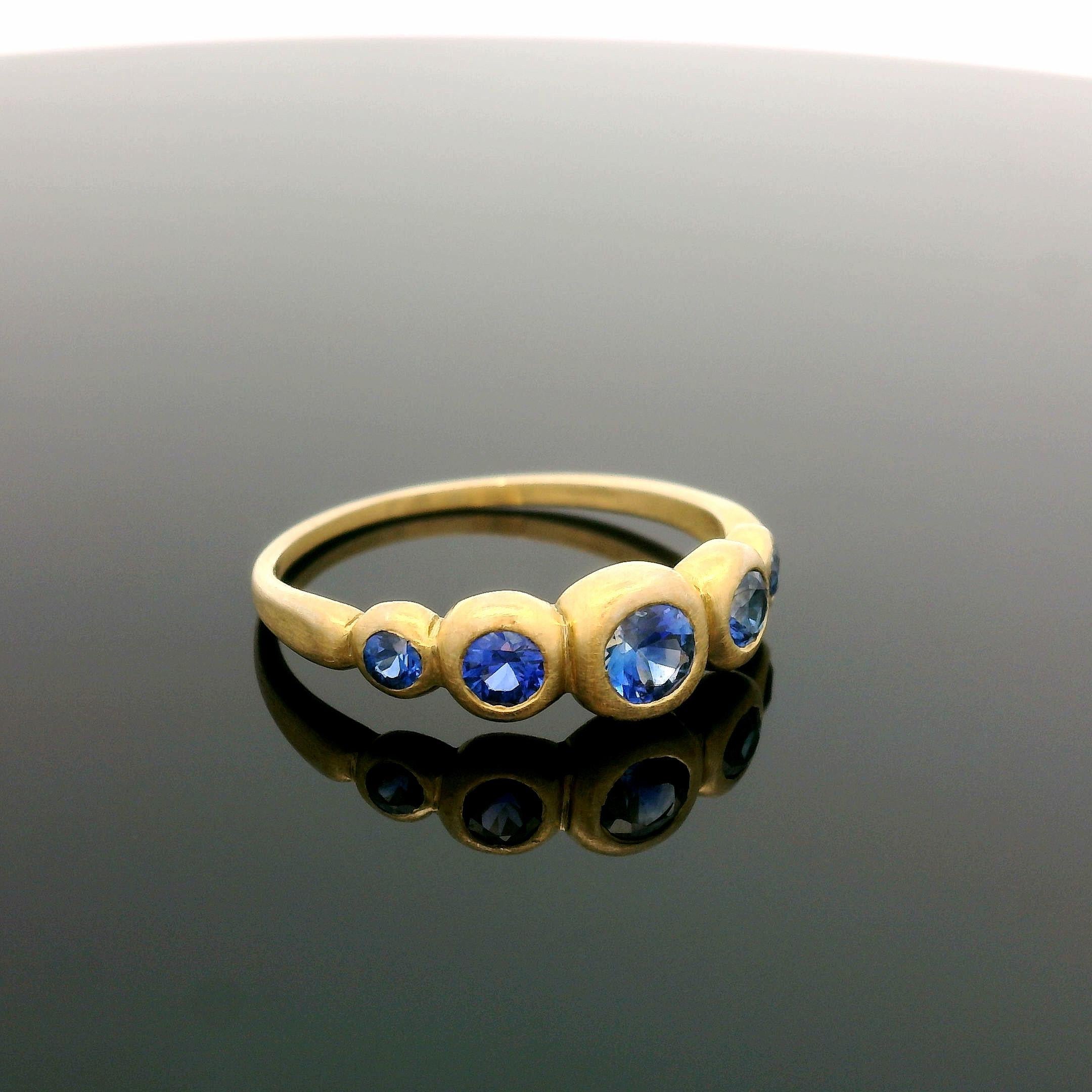 18k Yellow Gold Brilliant Blue .75ctw Sapphire Bezel Graduated Pyramid Band Ring In Good Condition For Sale In Montclair, NJ