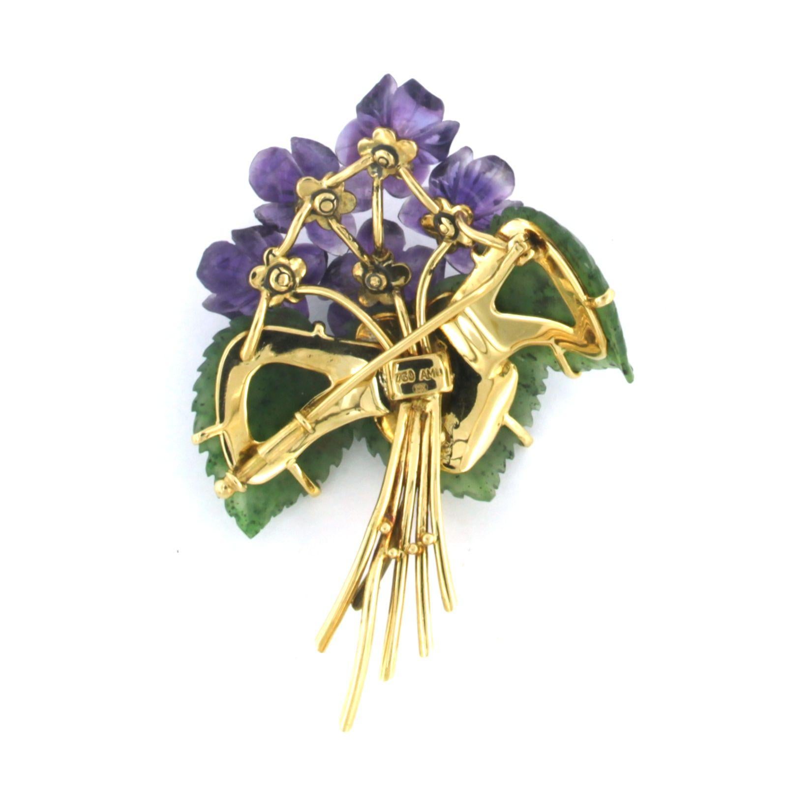 18k yellow gold brooch in the shape of a bouquet with amethyst, jade and diamond In Excellent Condition For Sale In The Hague, ZH