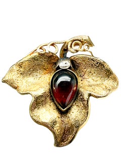 18K yellow gold brooch set with a natural ruby