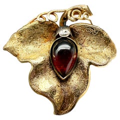 18K yellow gold brooch set with a natural ruby