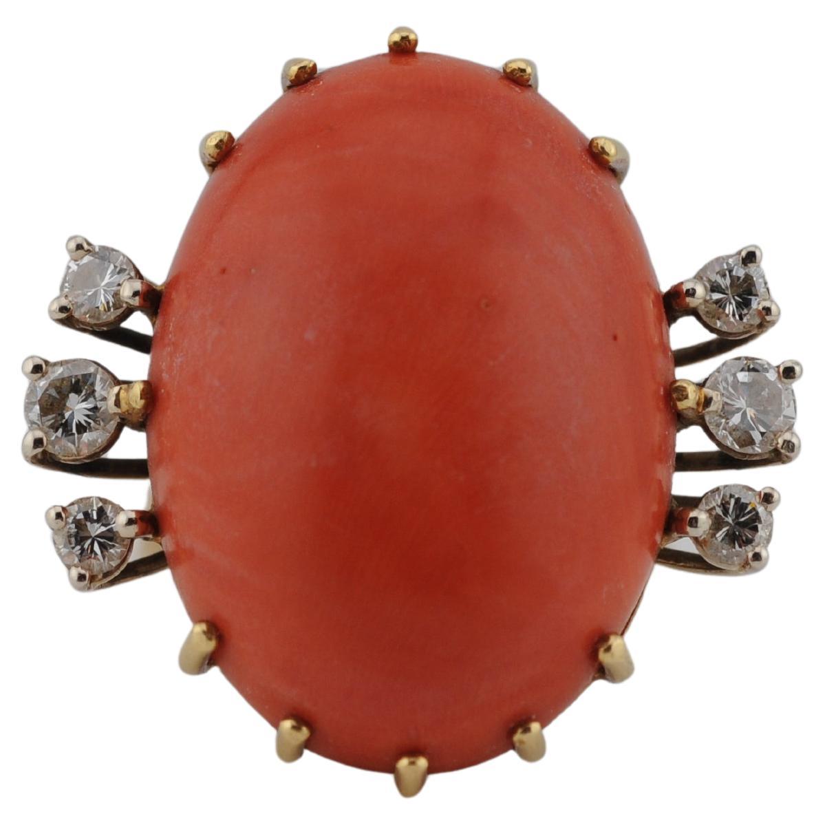 Brosche aus 18 Karat Gelbgold mit mediterraner Koralle und Diamanten im Brillantschliff

Eine elegante Brosche aus 18-karätigem Gelbgold mit einer lebhaften mediterranen Koralle in der Mitte, die von sechs funkelnden Diamanten im Brillantschliff