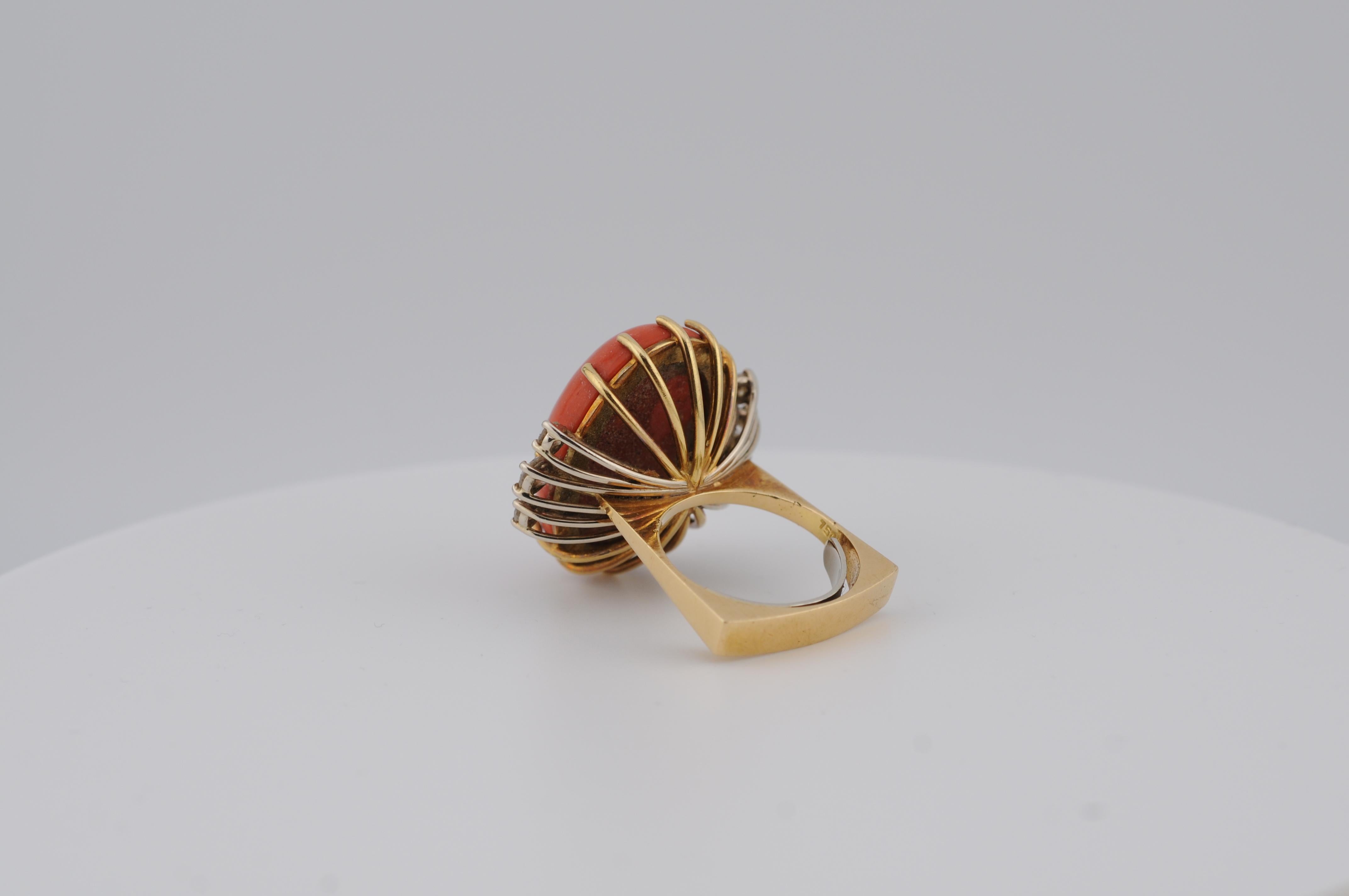 Brosche aus 18 Karat Gelbgold mit mediterraner Koralle und Diamanten im Brillantschliff im Zustand „Gut“ im Angebot in Berlin, BE