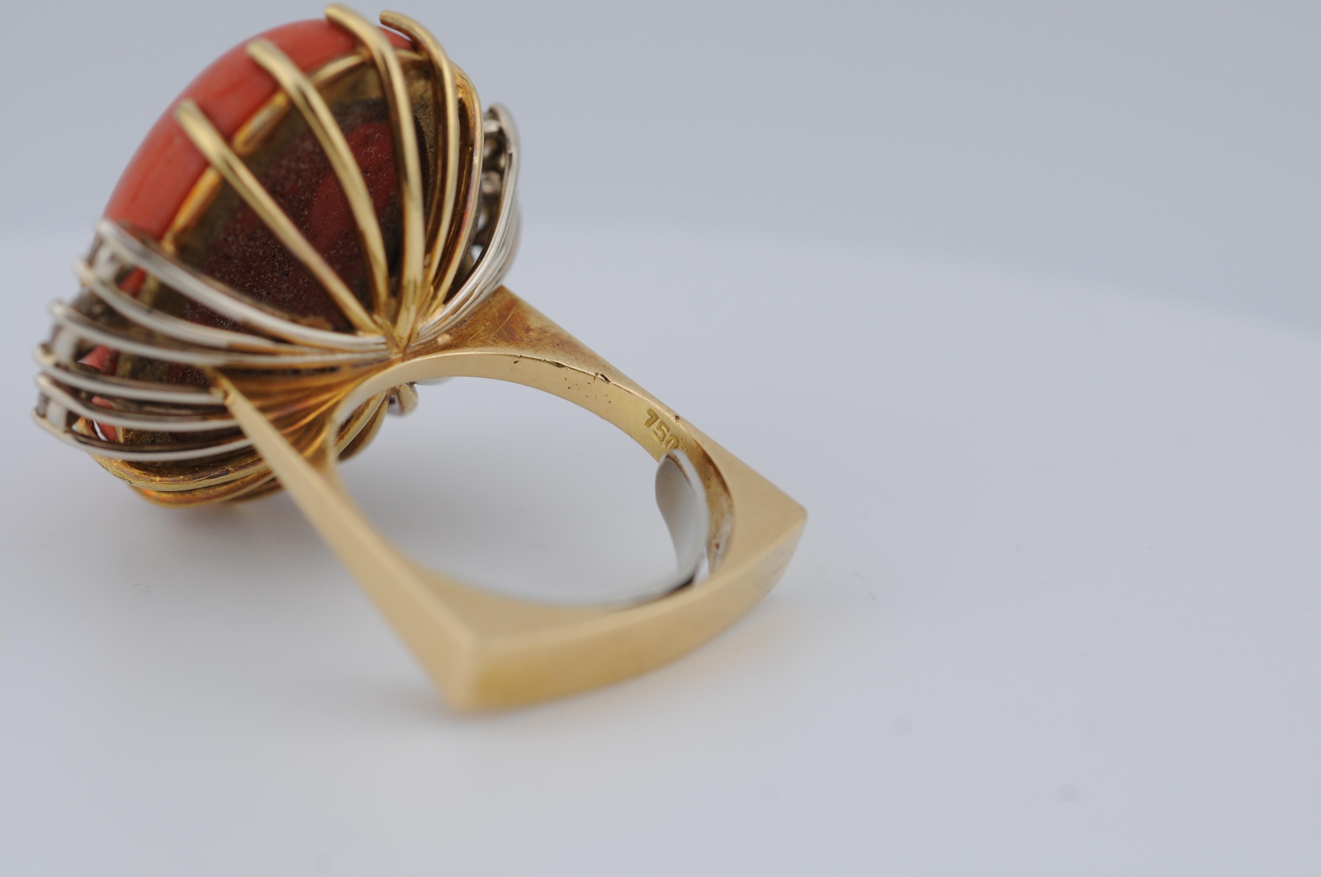 Brosche aus 18 Karat Gelbgold mit mediterraner Koralle und Diamanten im Brillantschliff im Angebot 1