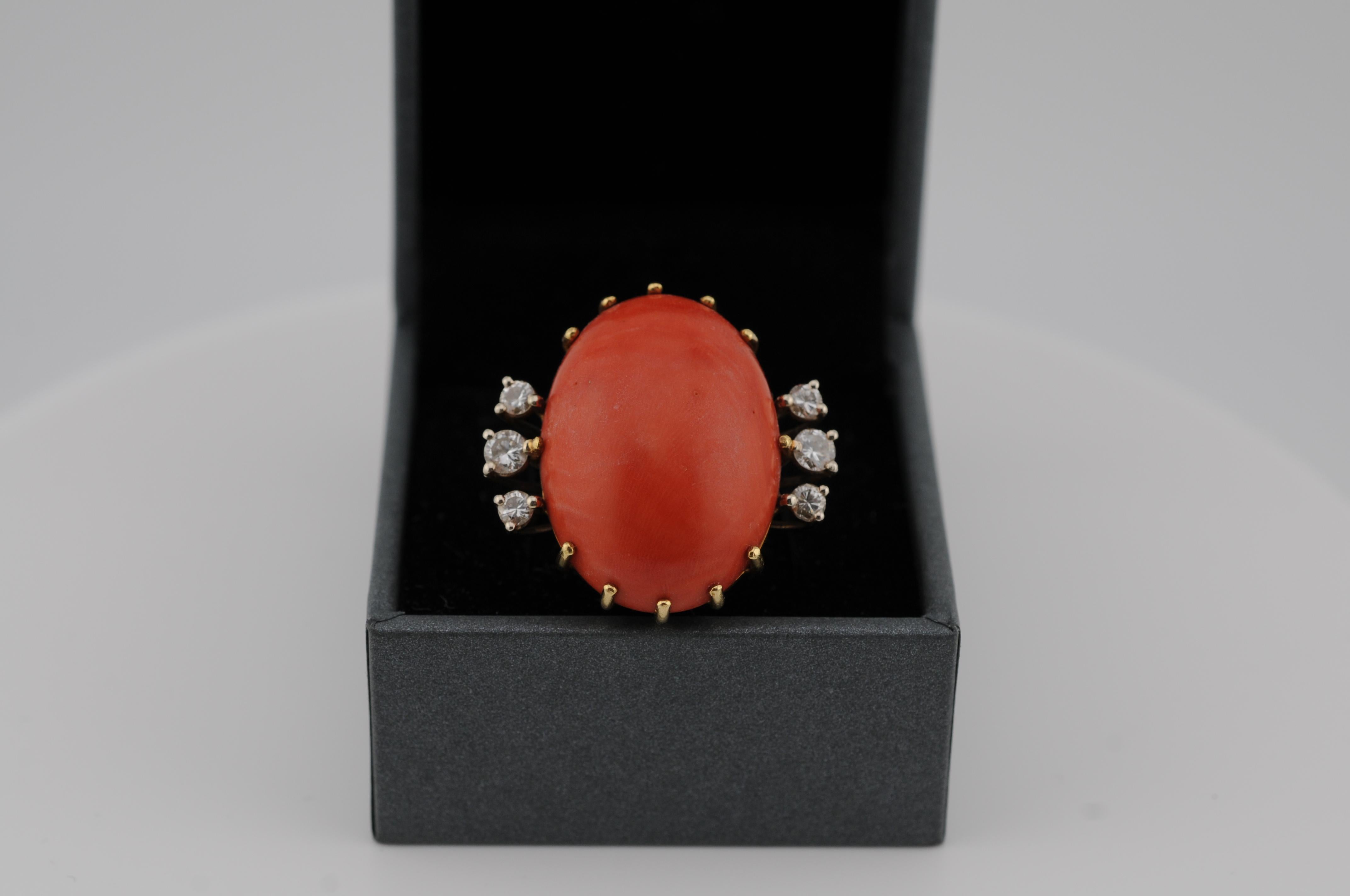 Brosche aus 18 Karat Gelbgold mit mediterraner Koralle und Diamanten im Brillantschliff im Angebot 2