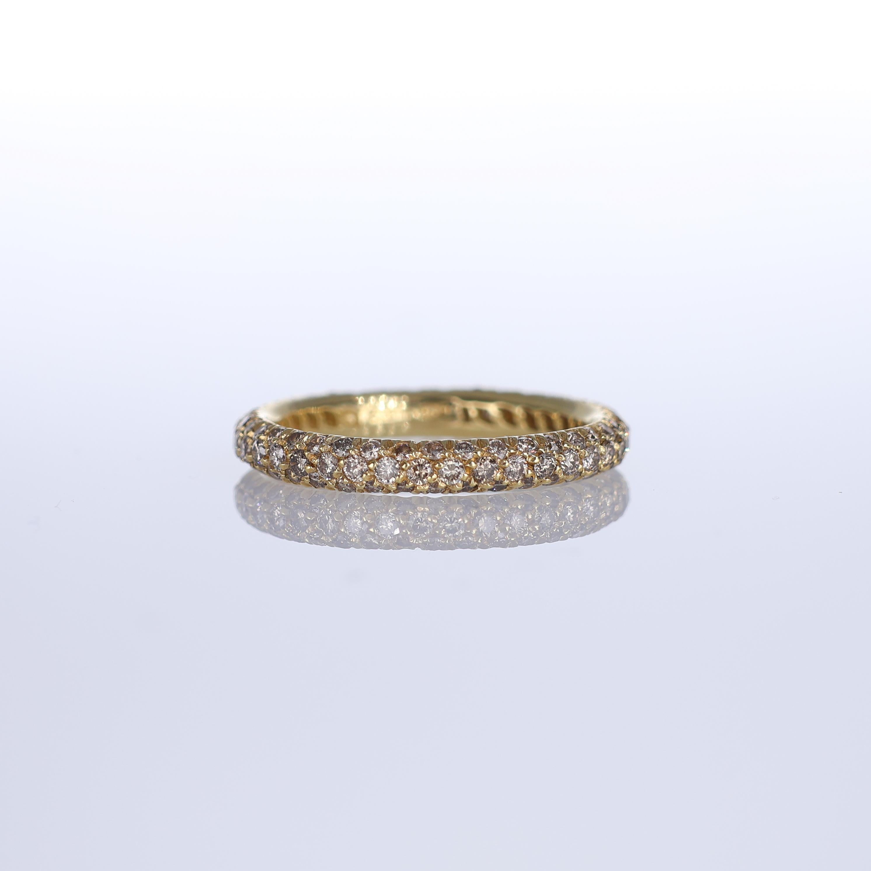 A refined and elegant band ring crafted in 18K yellow gold, featuring a pavé of brown diamonds totaling 1.31 carats. The warm tones of the diamonds blend harmoniously with the richness of yellow gold, creating a sophisticated yet understated piece.