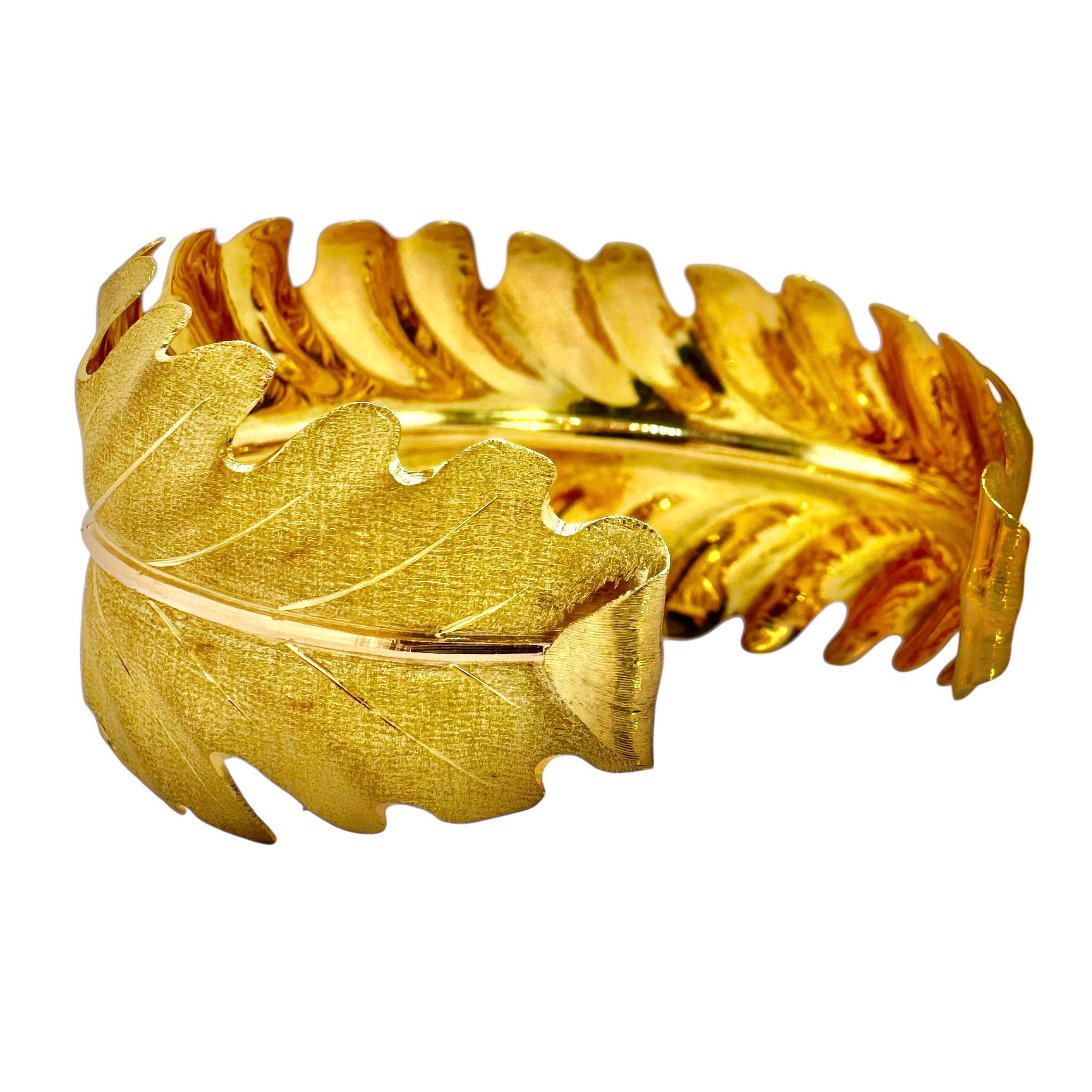 18K Yellow Gold Buccellati Laurel Leaf Bangle Bracelet 1 3/8 Inches Wide In Excellent Condition In Palm Beach, FL