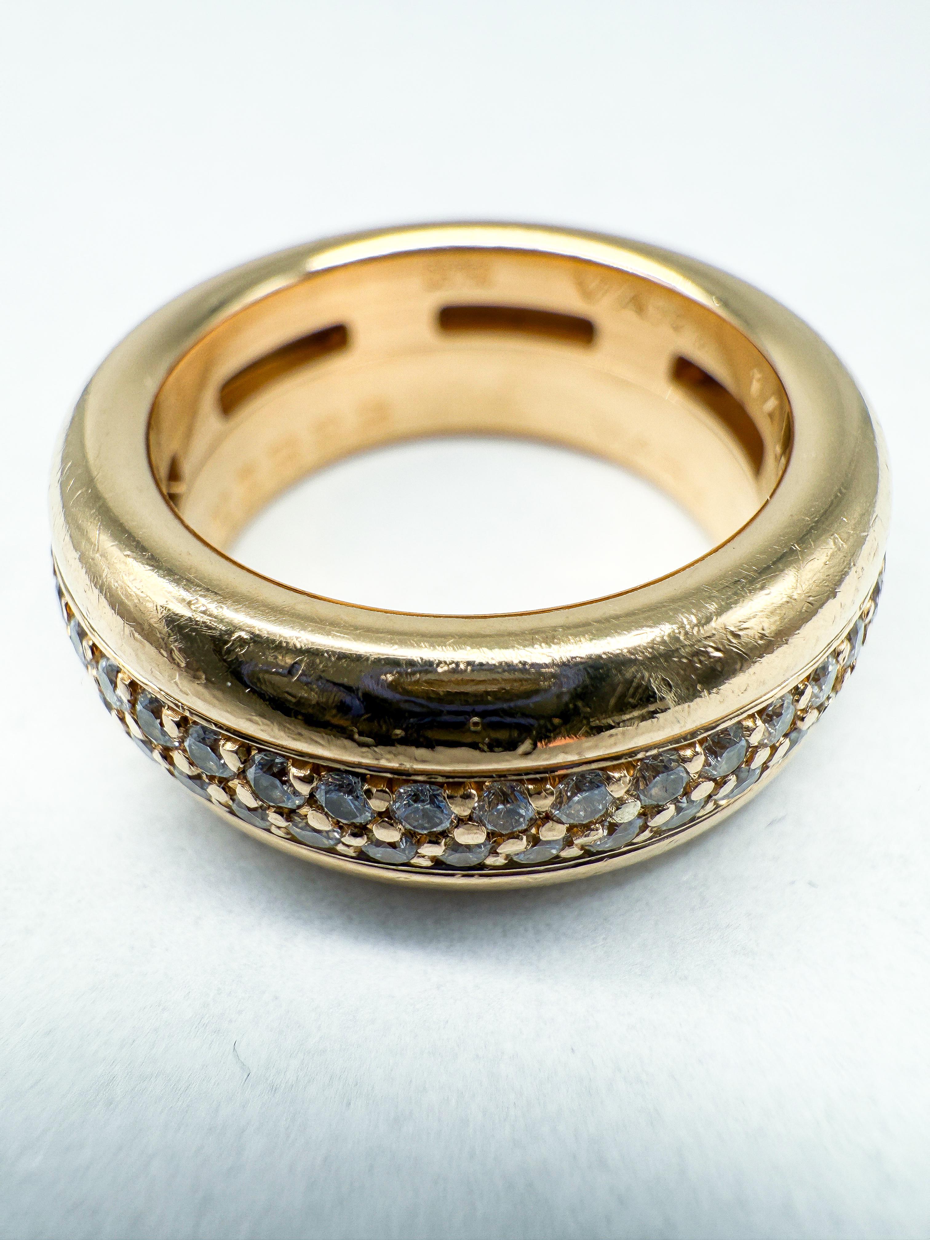 Une bague qui impressionne non seulement par sa qualité, mais aussi par sa polyvalence raffinée : Cette bague Bucherer exclusive, réalisée en or jaune 18 carats, est un bijou saisissant qui allie individualité et savoir-faire. Avec son design