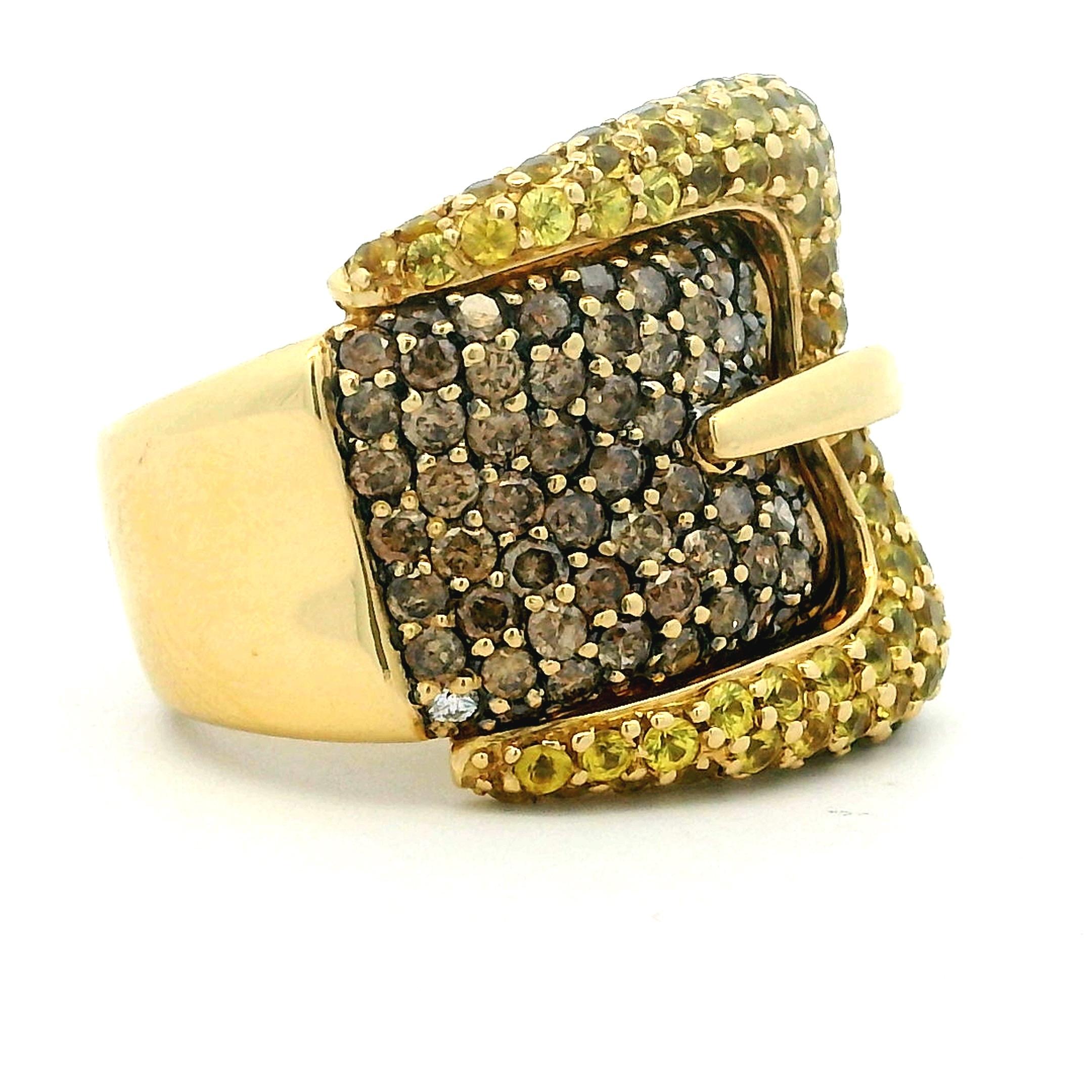 Une bague à boucle glamour de style italien des années 1990 qui donne de l'allure à l'ensemble.
La forme sculpturale audacieuse est trempée dans l'éclat - la boucle est pavée d'environ 2,00 carats de diamants champagne chauds, encadrés par 2,00