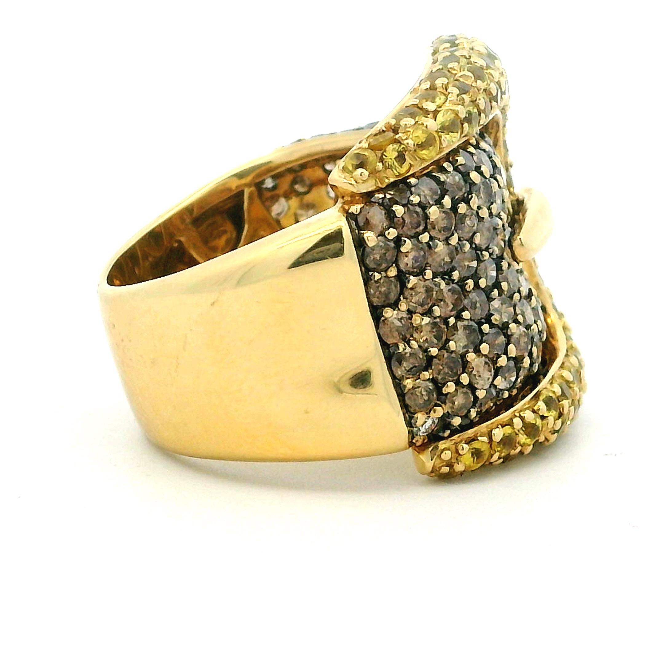 Contemporain Bague à boucle en or jaune 18K  Diamants champagne et saphirs jaunes, Italie 1990 en vente