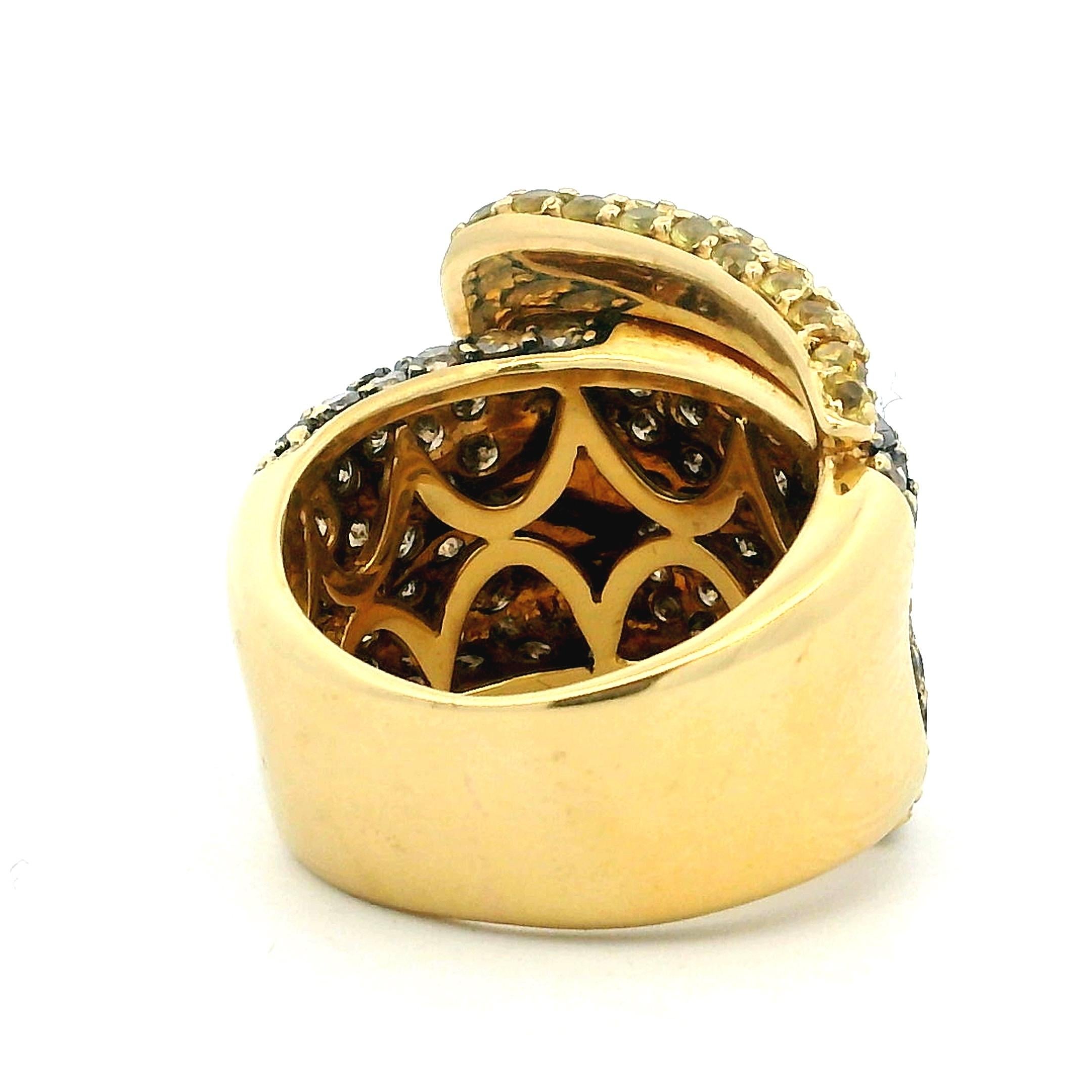 Bague à boucle en or jaune 18K  Diamants champagne et saphirs jaunes, Italie 1990 Excellent état - En vente à Miami, FL