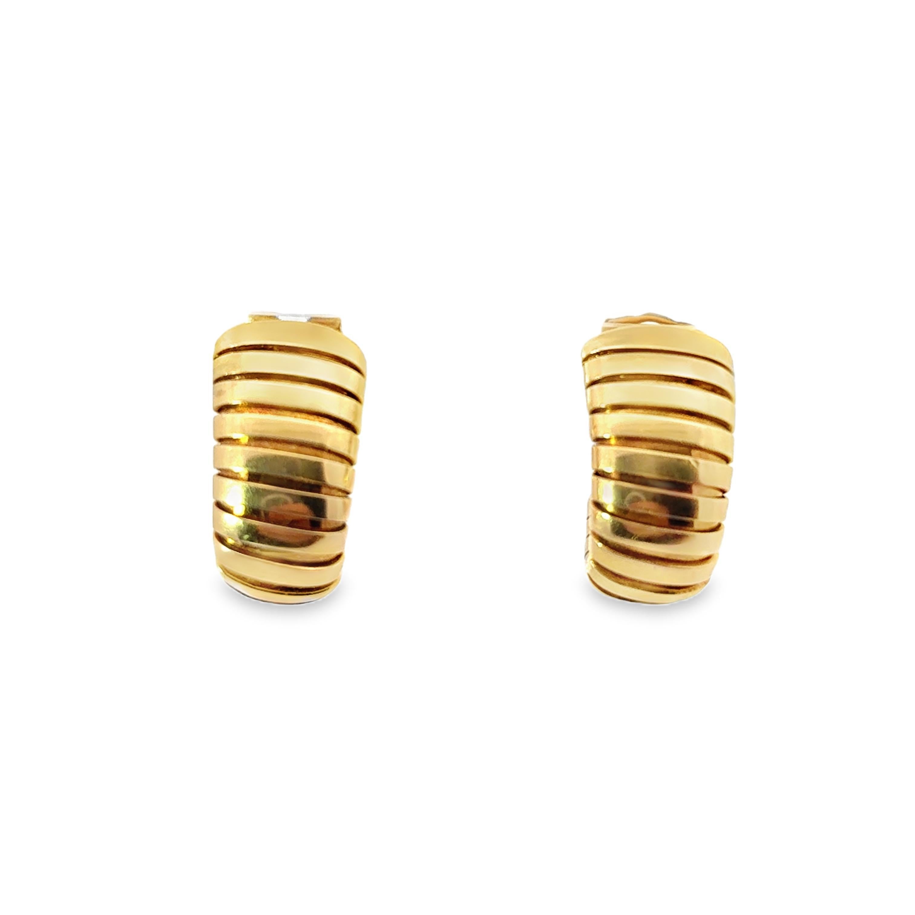 Realizzati con precisione, questi orecchini Bvlgari del 1980 emanano un'eleganza moderna. Il design è caratterizzato da una serie di eleganti creste orizzontali che creano una texture dinamica sulla superficie. Realizzati in oro giallo 18 carati,