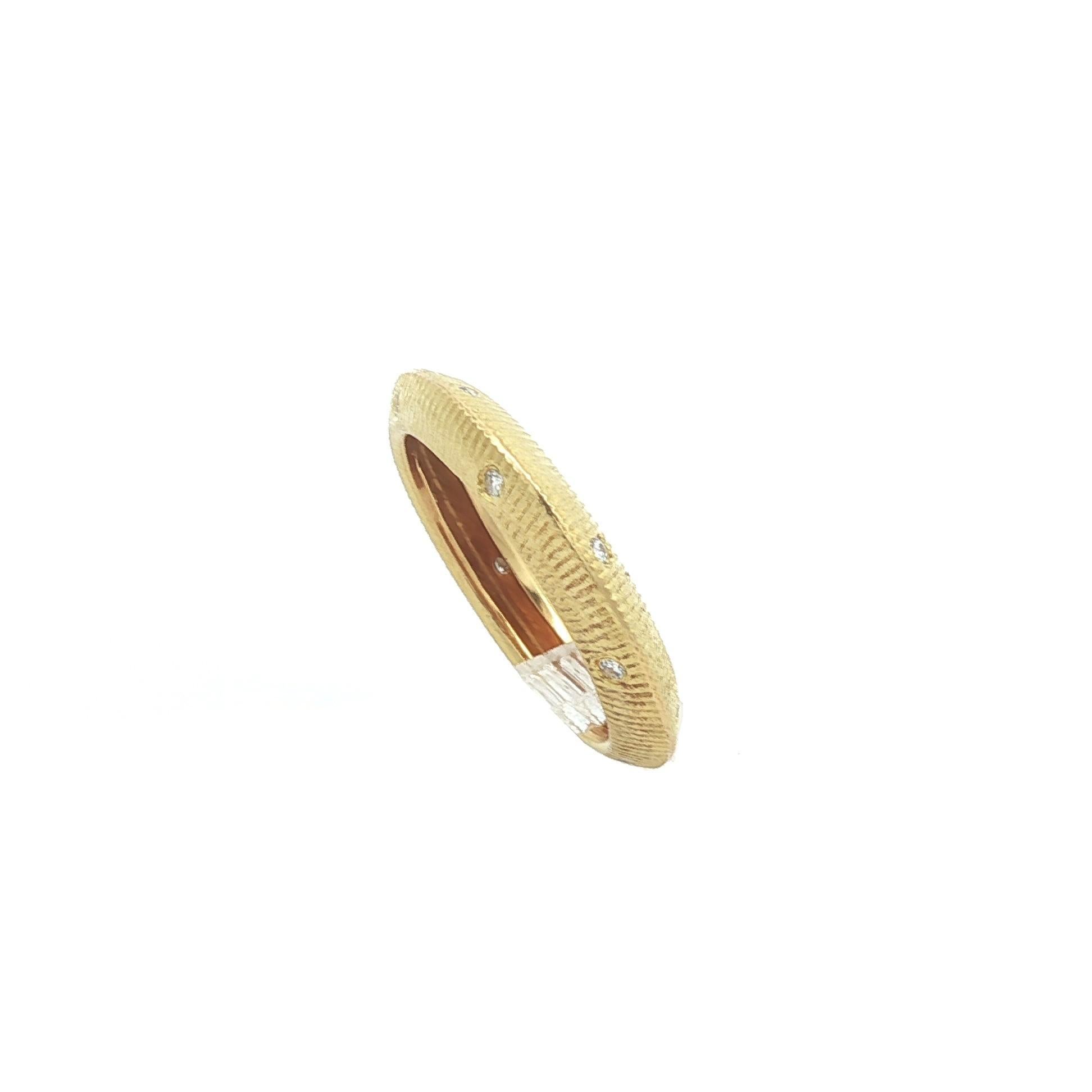 Taille ronde Bague empilable en or jaune 18k, diamant bruni, texturé et rainuré en bord de couteau en vente