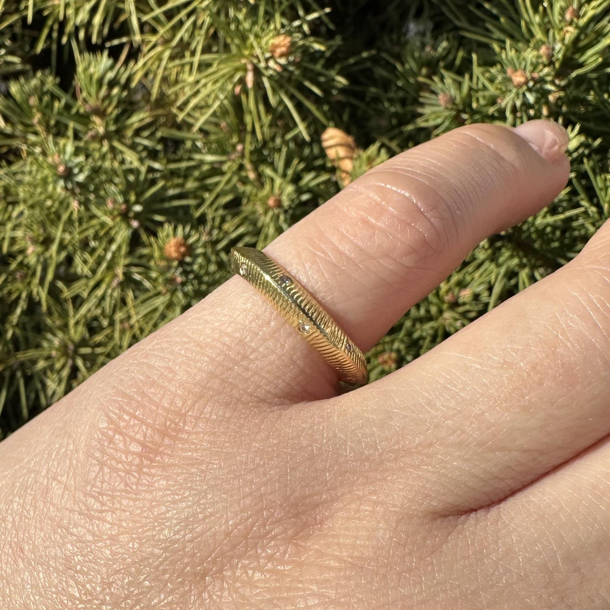 Bague empilable en or jaune 18k, diamant bruni, texturé et rainuré en bord de couteau Bon état - En vente à Montclair, NJ