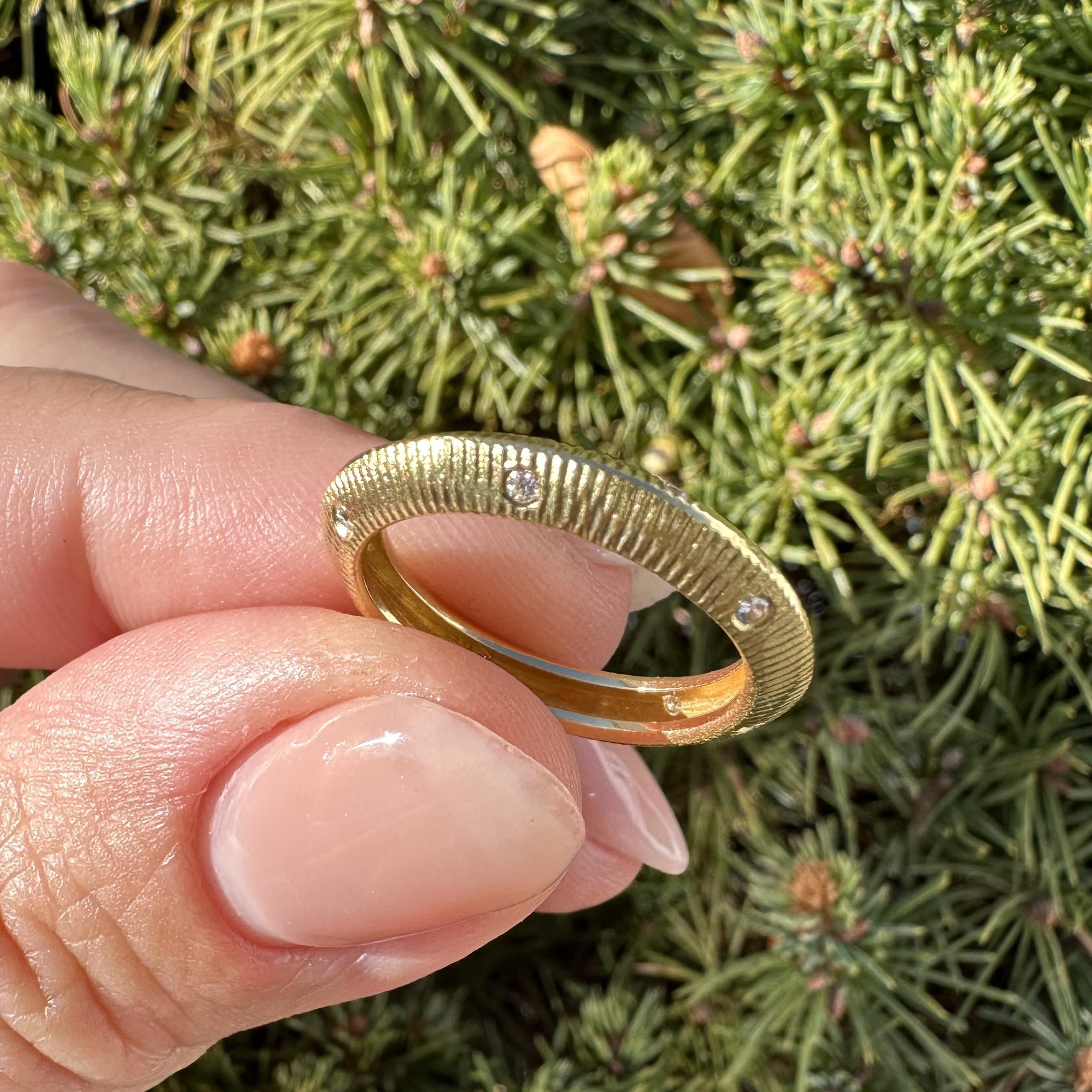 Bague empilable en or jaune 18k, diamant bruni, texturé et rainuré en bord de couteau Pour femmes en vente