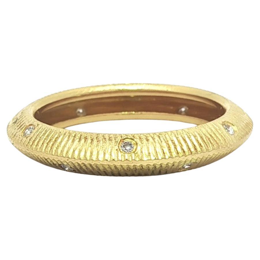 Bague empilable en or jaune 18k, diamant bruni, texturé et rainuré en bord de couteau