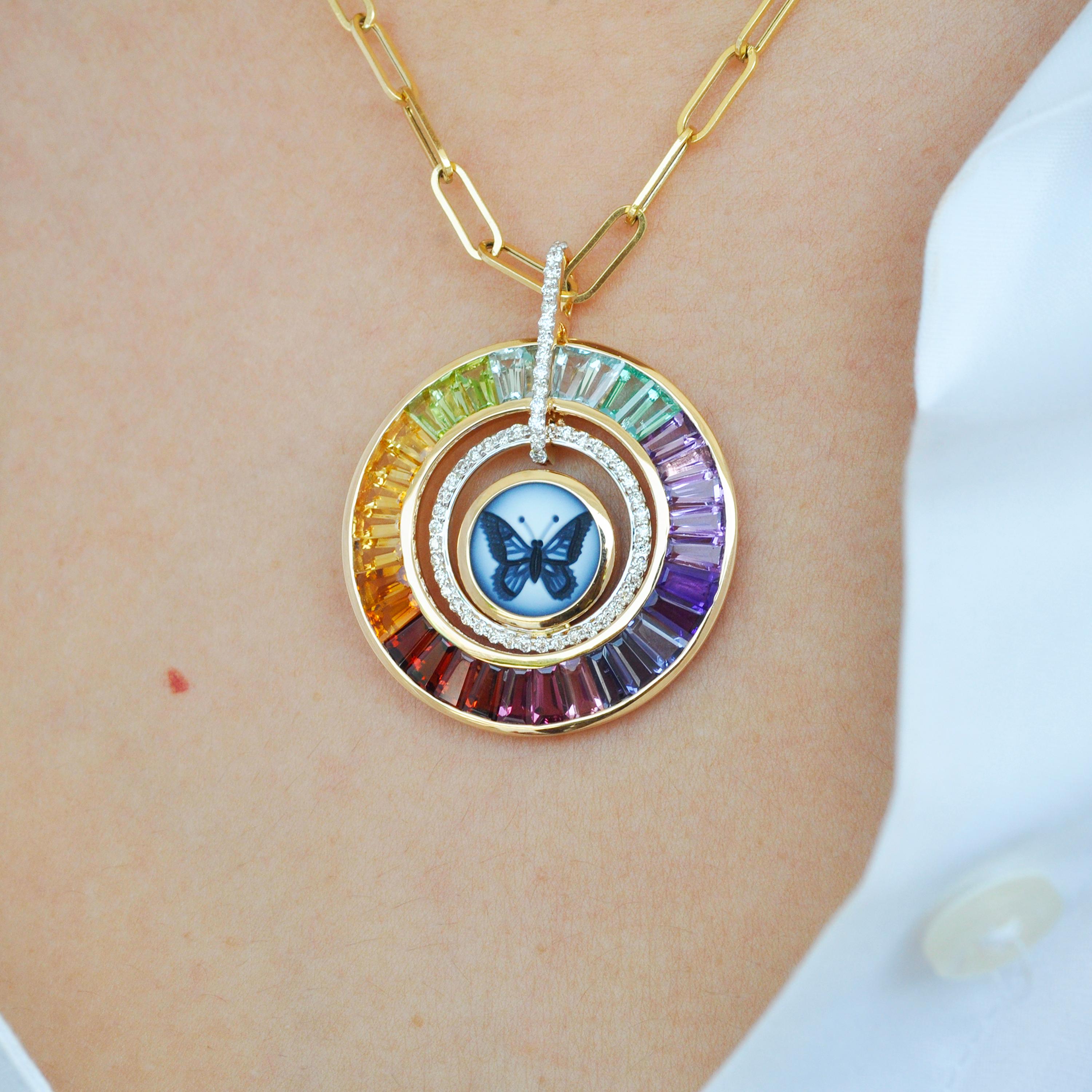 Pendentif papillon en or jaune 18 carats entaillé multicolore arc-en-ciel baguette en vente 3