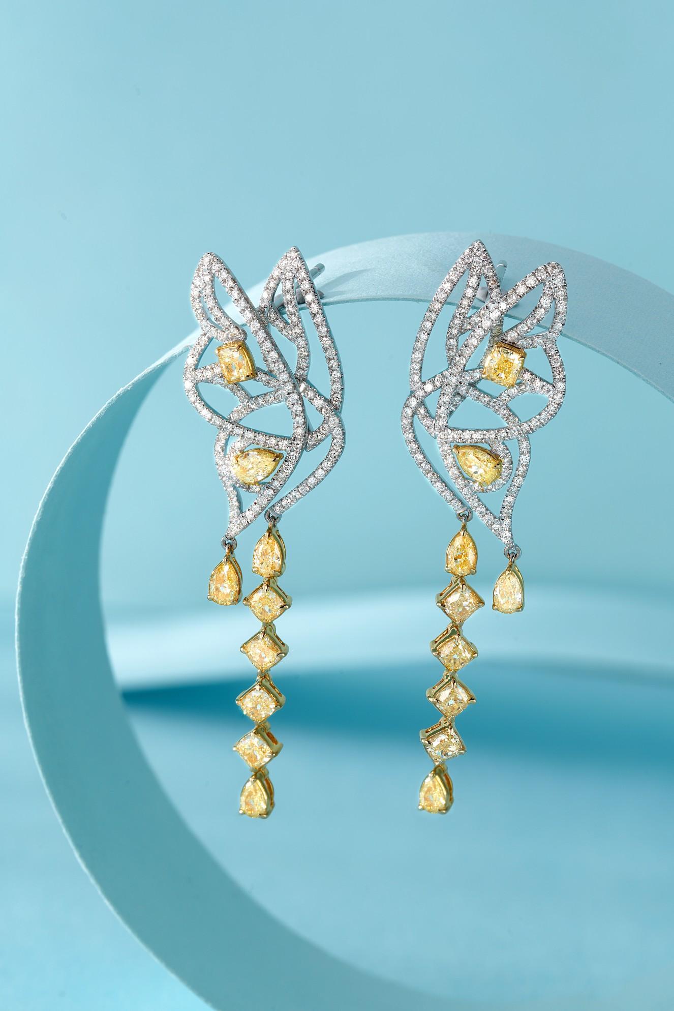 Orecchini a farfalla in oro giallo 18K con diamanti naturali gialli e bianchi

Eleganza presenta questi incantevoli orecchini con nappe a farfalla in oro giallo 18 carati, dal design intricato e dall'eleganza svolazzante. Impreziositi da un totale