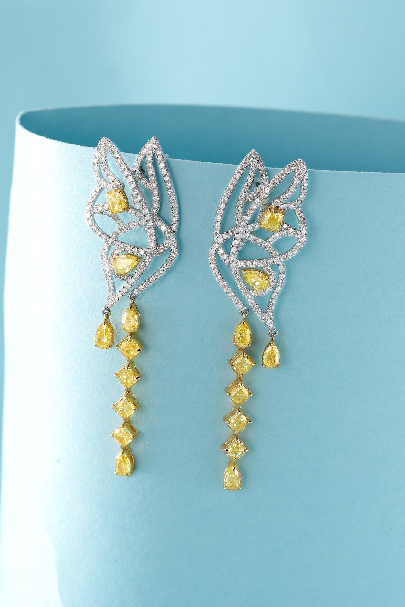 Moderno Orecchini a farfalla in oro giallo 18K con diamanti naturali gialli e bianchi in vendita
