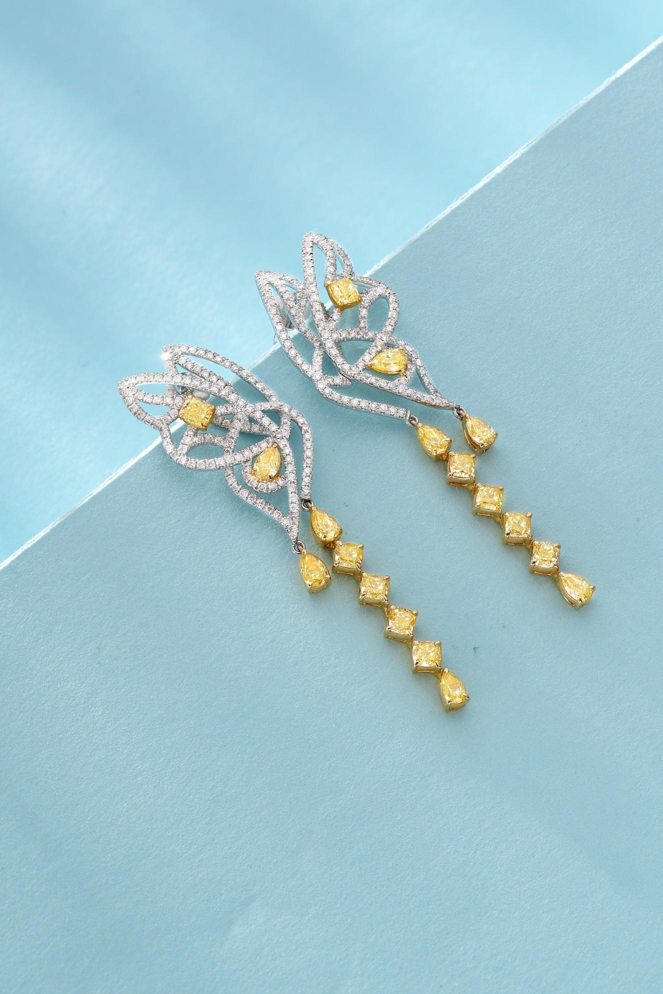 Taglio princess Orecchini a farfalla in oro giallo 18K con diamanti naturali gialli e bianchi in vendita