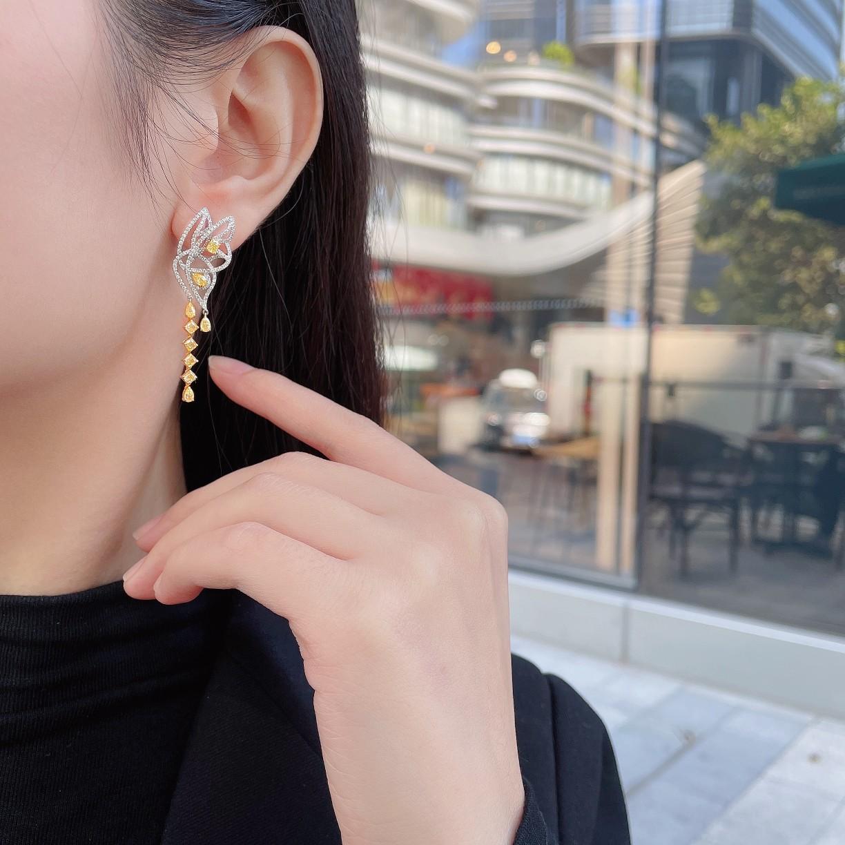 Orecchini a farfalla in oro giallo 18K con diamanti naturali gialli e bianchi In condizioni Nuovo in vendita a Hong Kong, HK