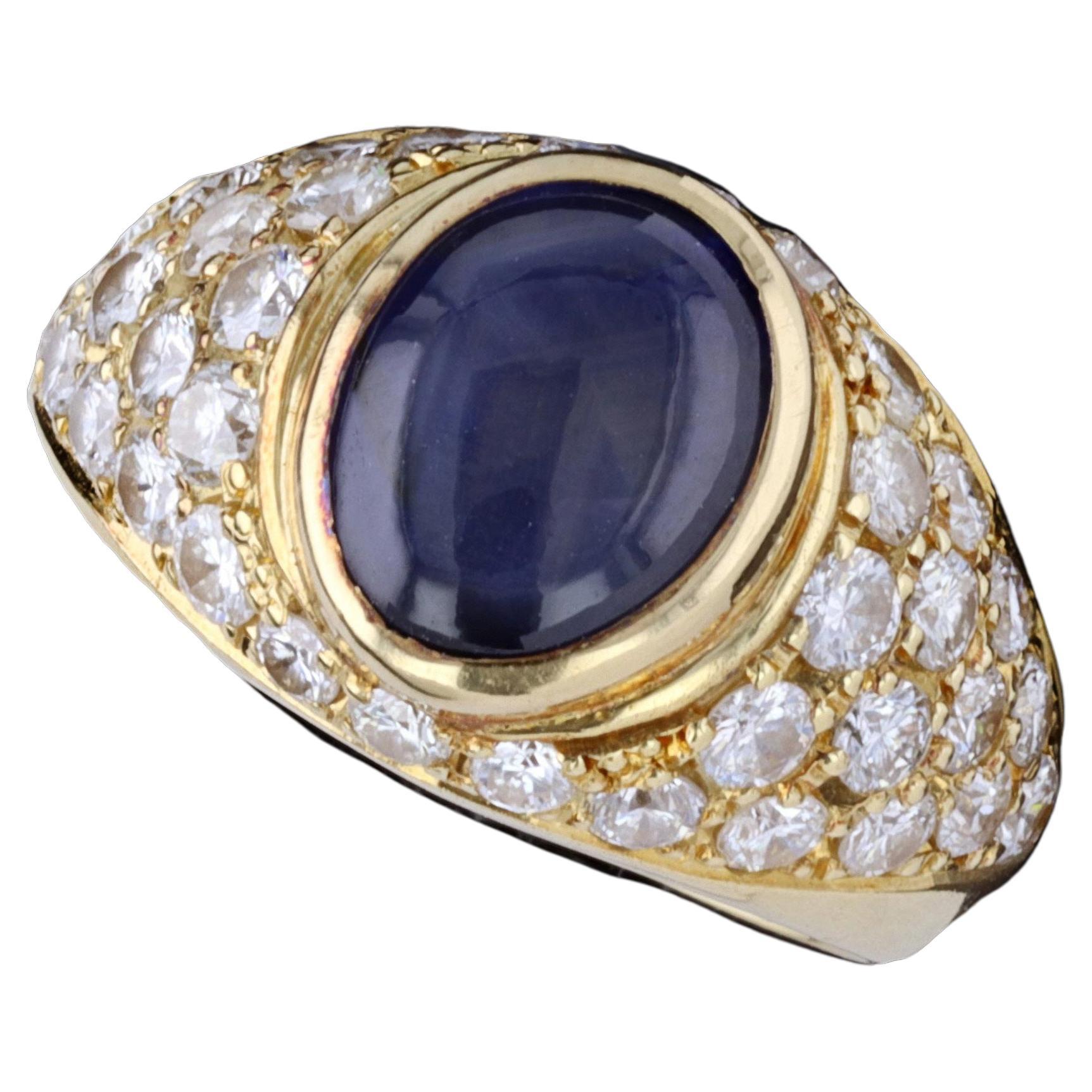 Bague en or jaune 18 carats avec saphir bleu taille cabochon et diamants