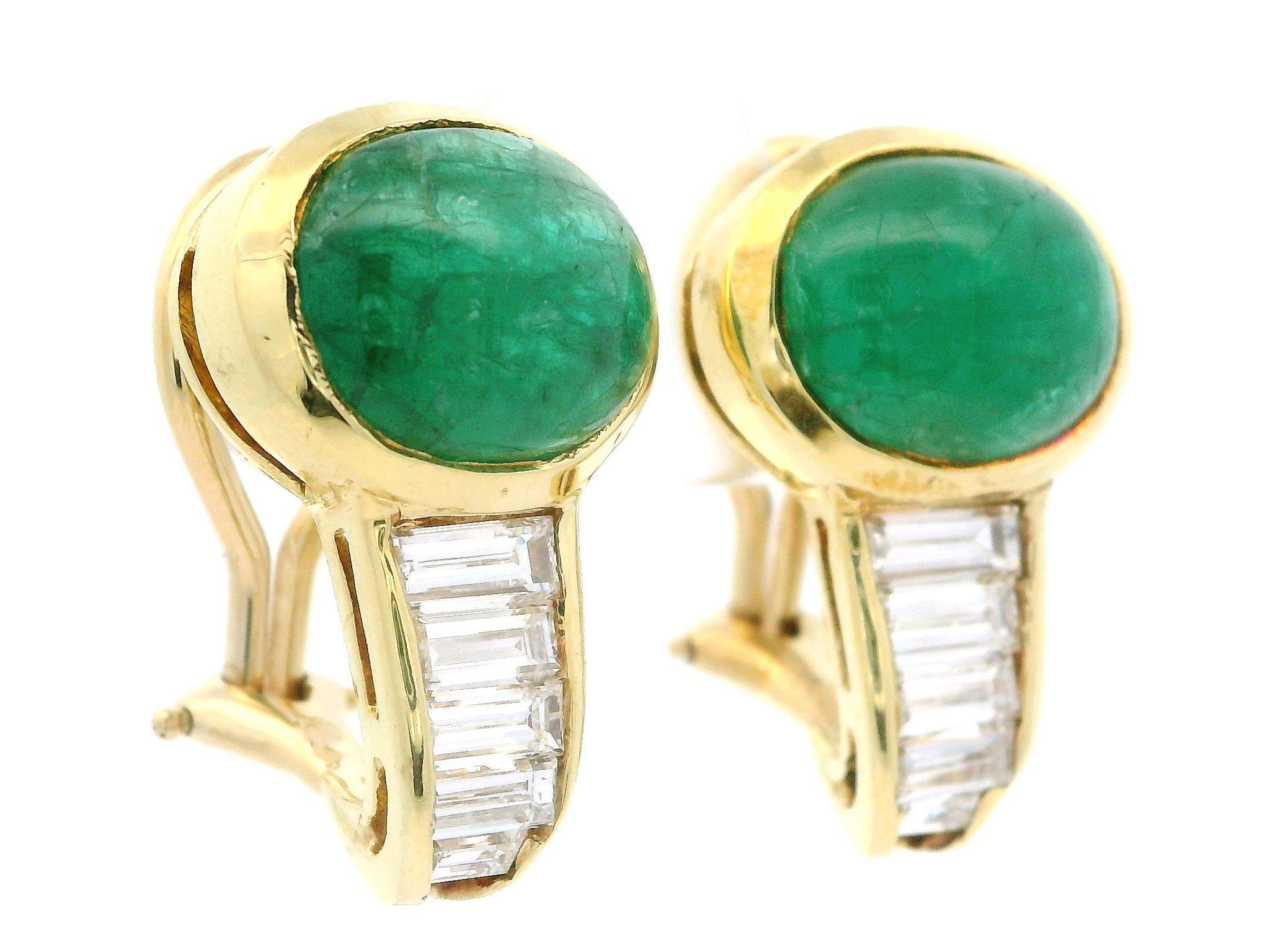 --Pierre(s) :...
(2) Emeraudes Naturelles Véritables - Coupe Cabochon Ovale - Serti - Couleur Vert Moyen - Inclusions Naturelles - 10.6x8.7mm (approx.)
(10) Diamants véritables naturels - taille baguette droite - sertis en chaîne - couleur G/H -