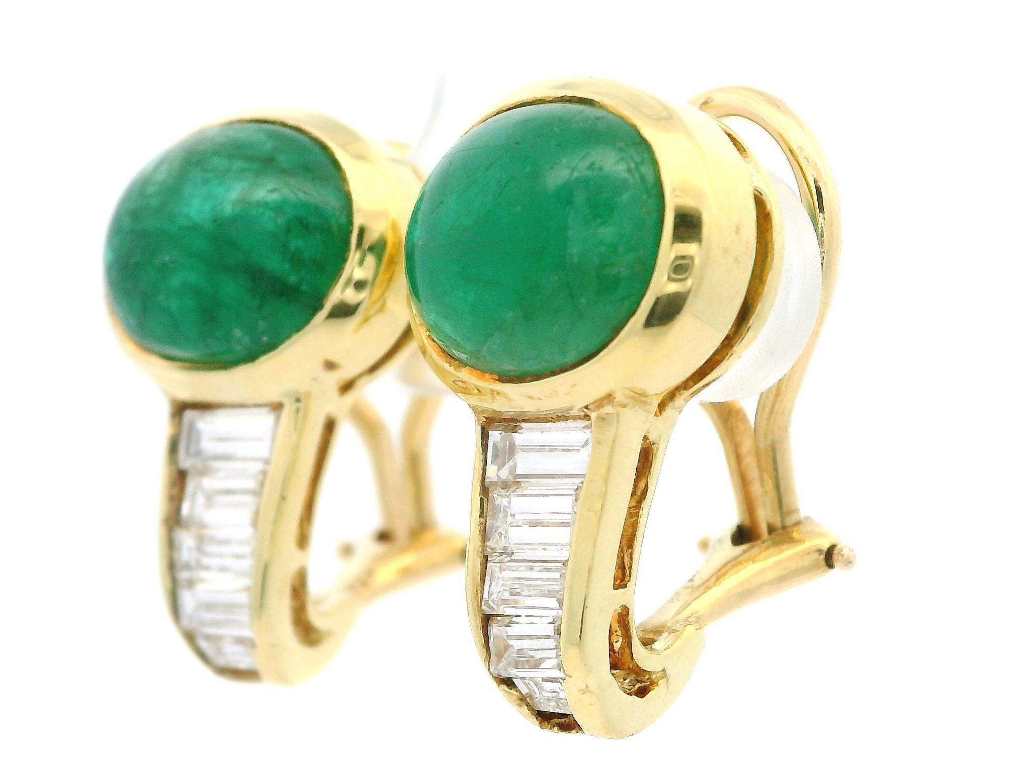 Taille cabochon Boucles d'oreilles élégantes en or jaune 18 carats avec cabochon d'émeraude et diamants baguettes en vente
