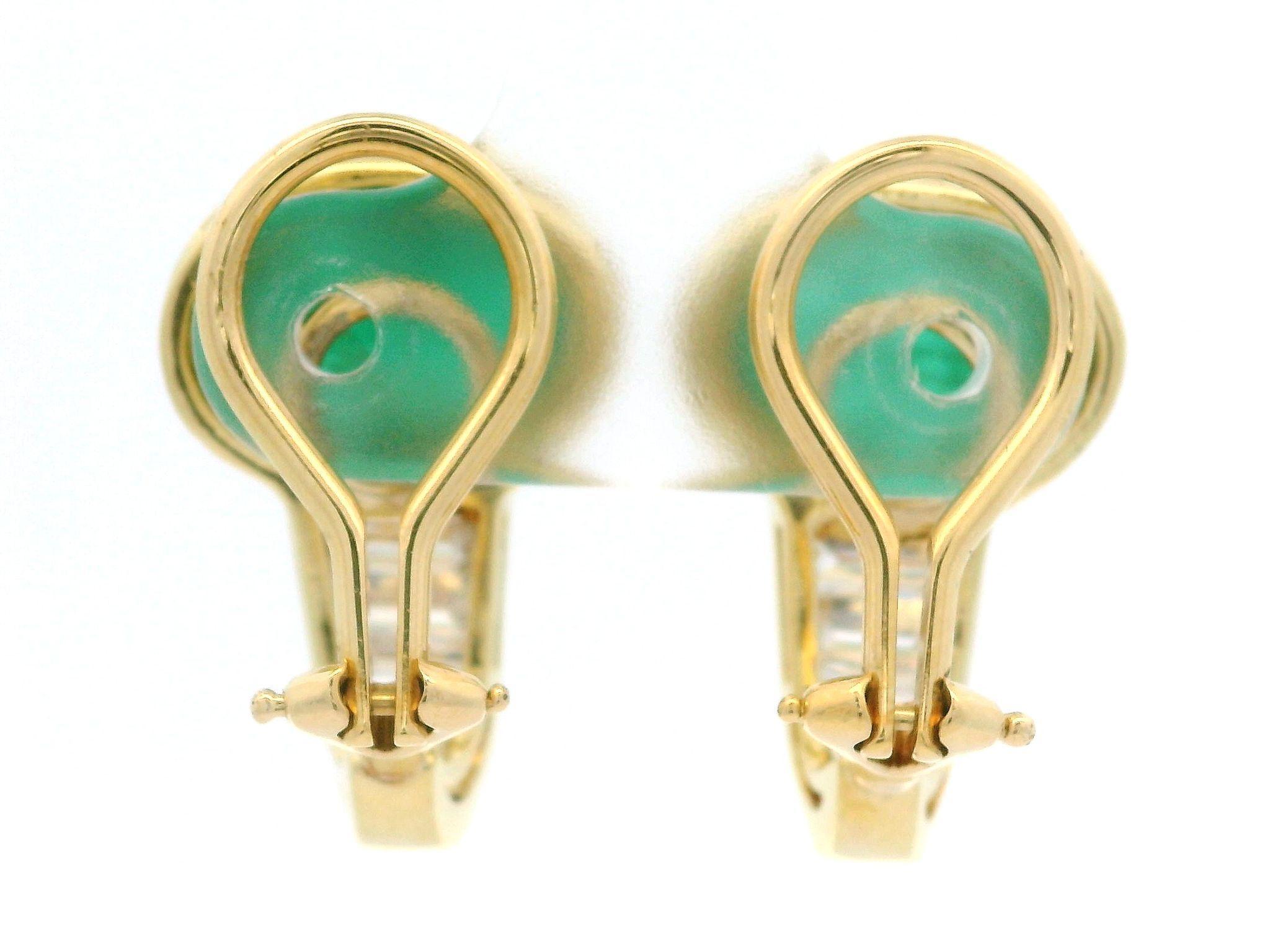 Boucles d'oreilles élégantes en or jaune 18 carats avec cabochon d'émeraude et diamants baguettes Excellent état - En vente à Montclair, NJ