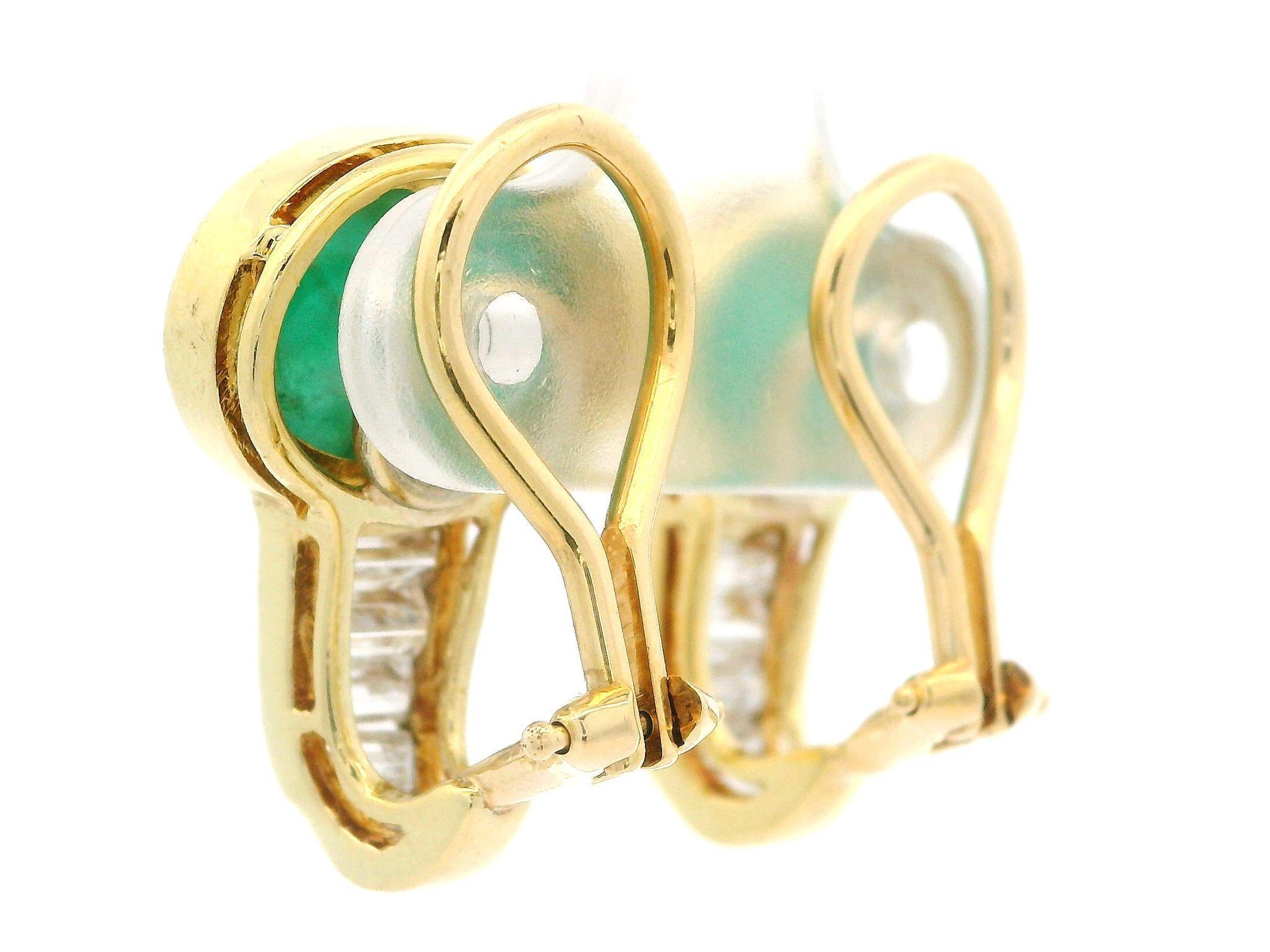 Boucles d'oreilles élégantes en or jaune 18 carats avec cabochon d'émeraude et diamants baguettes Pour femmes en vente