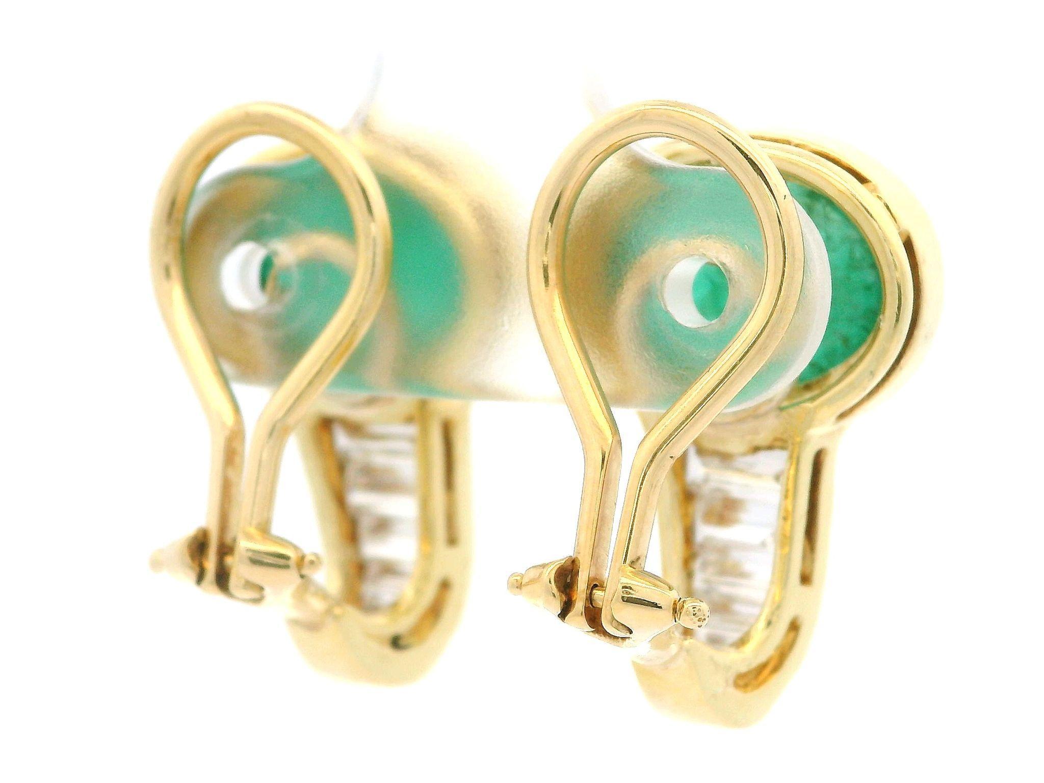 Boucles d'oreilles élégantes en or jaune 18 carats avec cabochon d'émeraude et diamants baguettes en vente 1