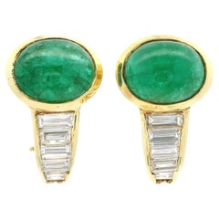 Boucles d'oreilles élégantes en or jaune 18 carats avec cabochon d'émeraude et diamants baguettes