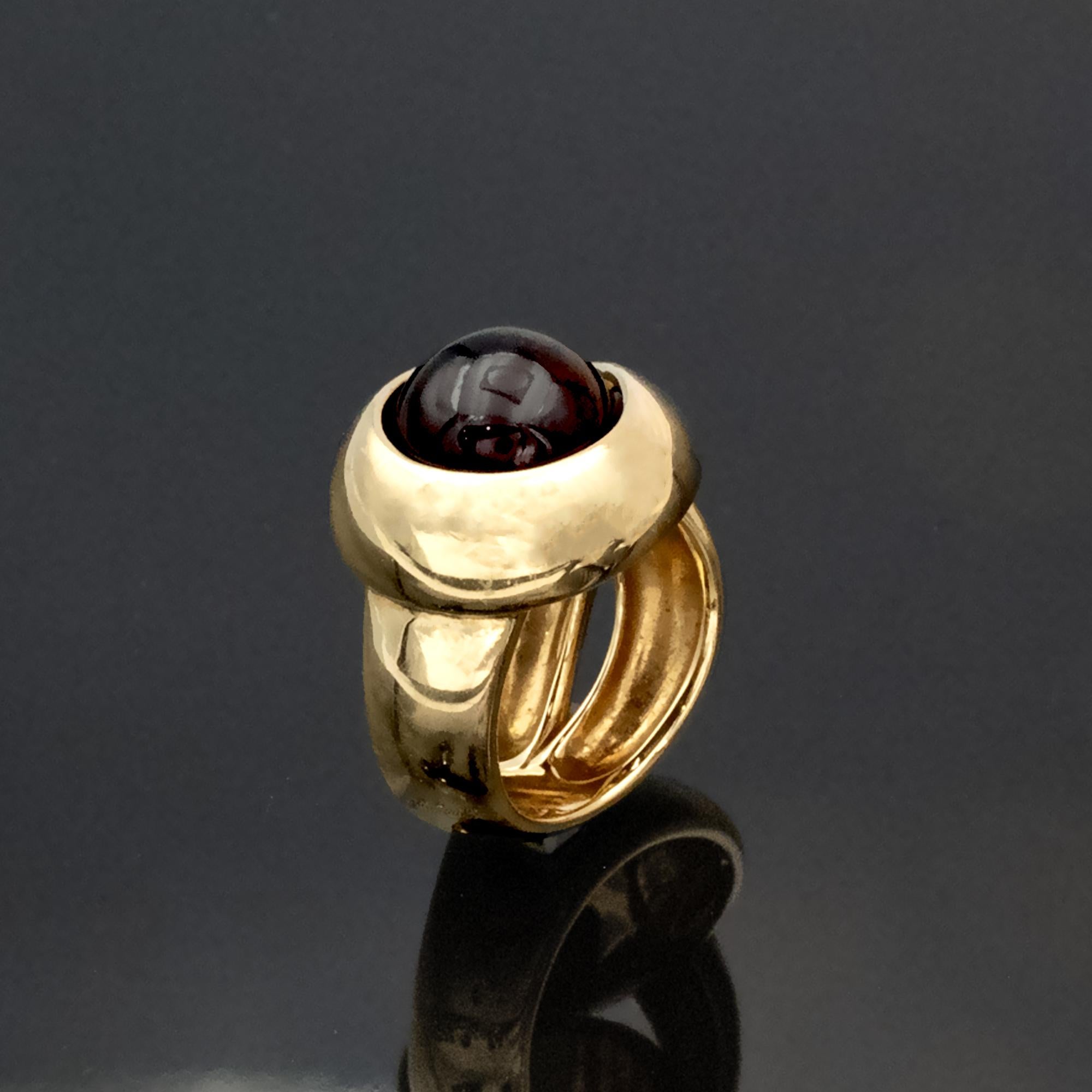 Contemporain Bague dôme en or jaune 18K avec grenat cabochon en vente