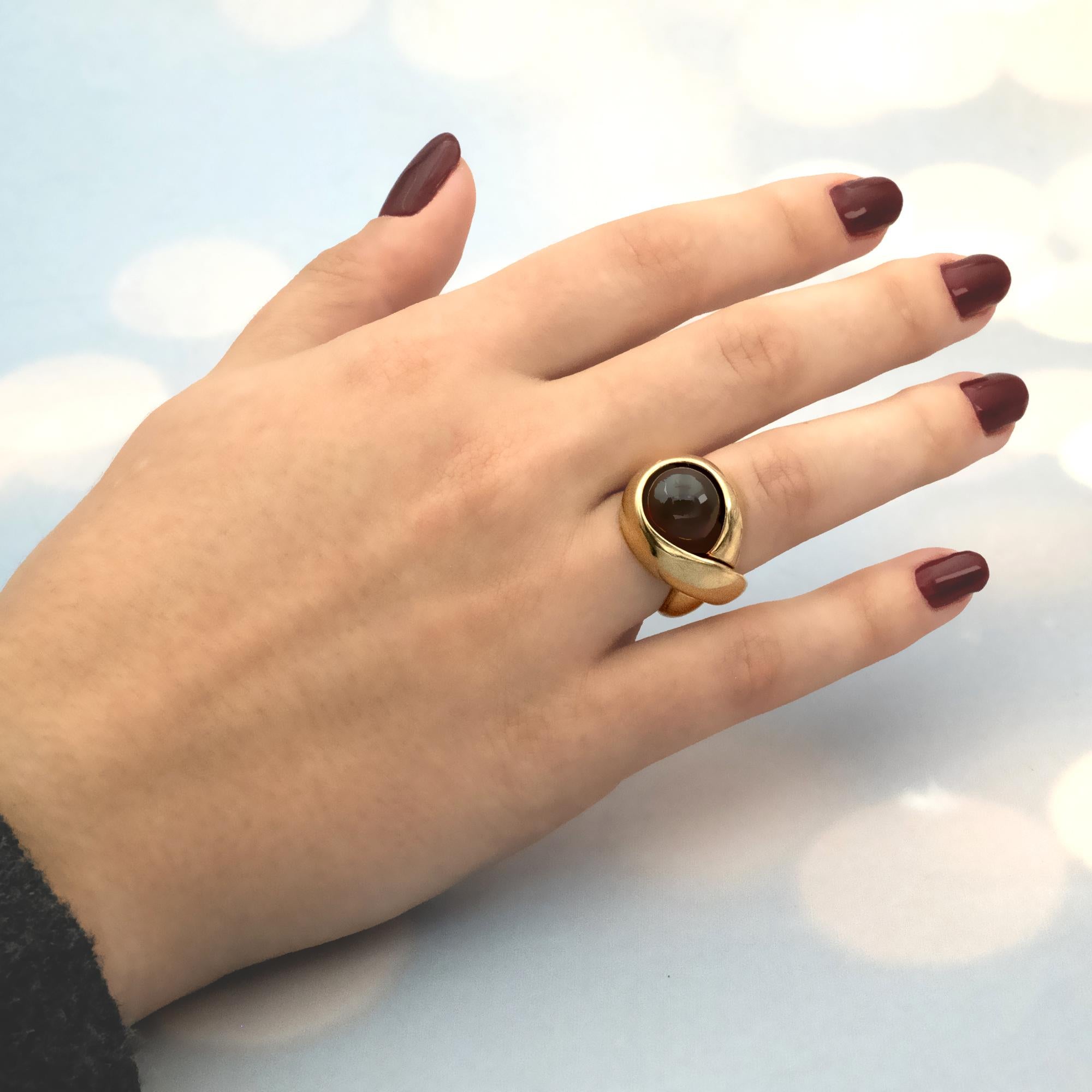 Taille cabochon Bague dôme en or jaune 18K avec grenat cabochon en vente