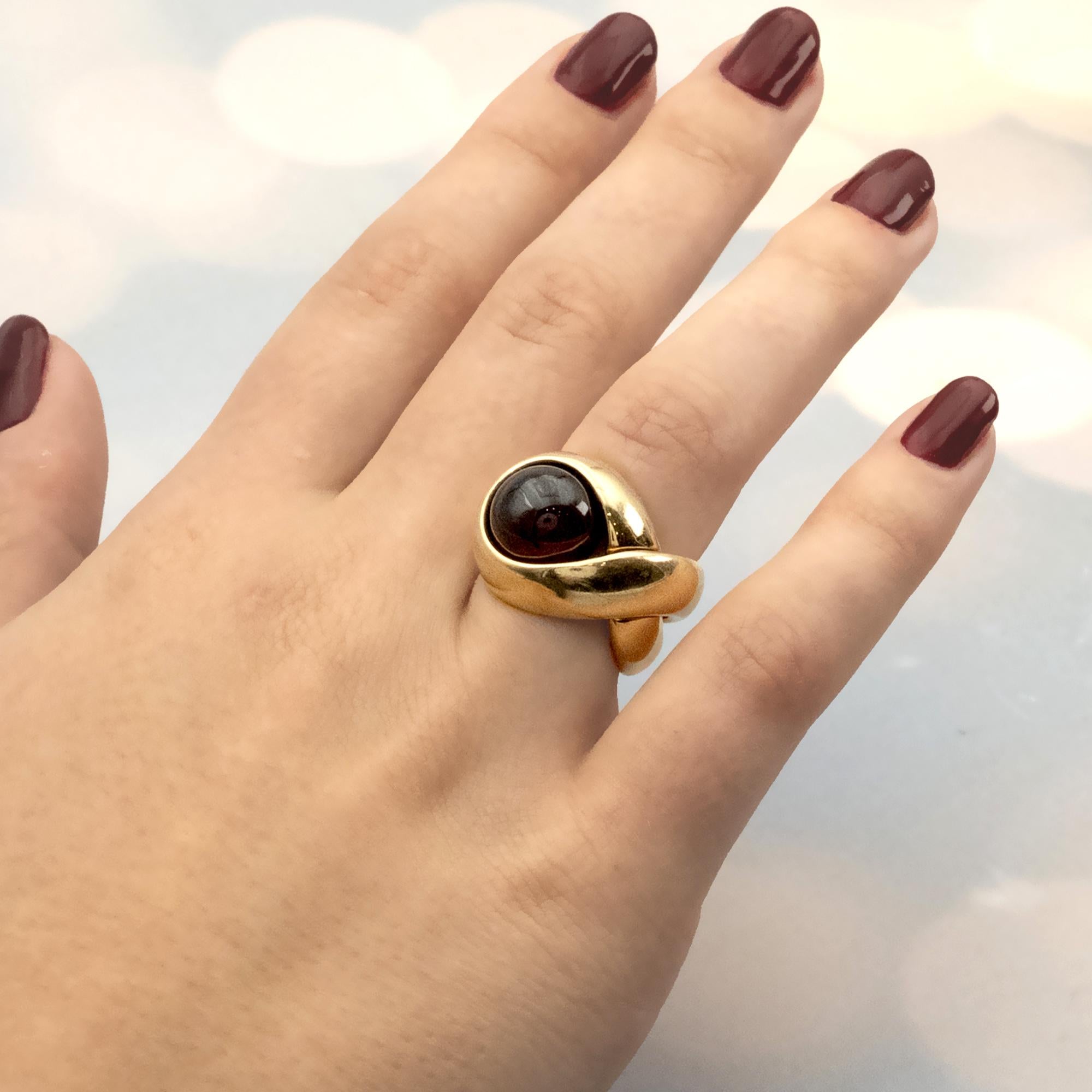 Bague dôme en or jaune 18K avec grenat cabochon Excellent état - En vente à Monte Carlo, MC