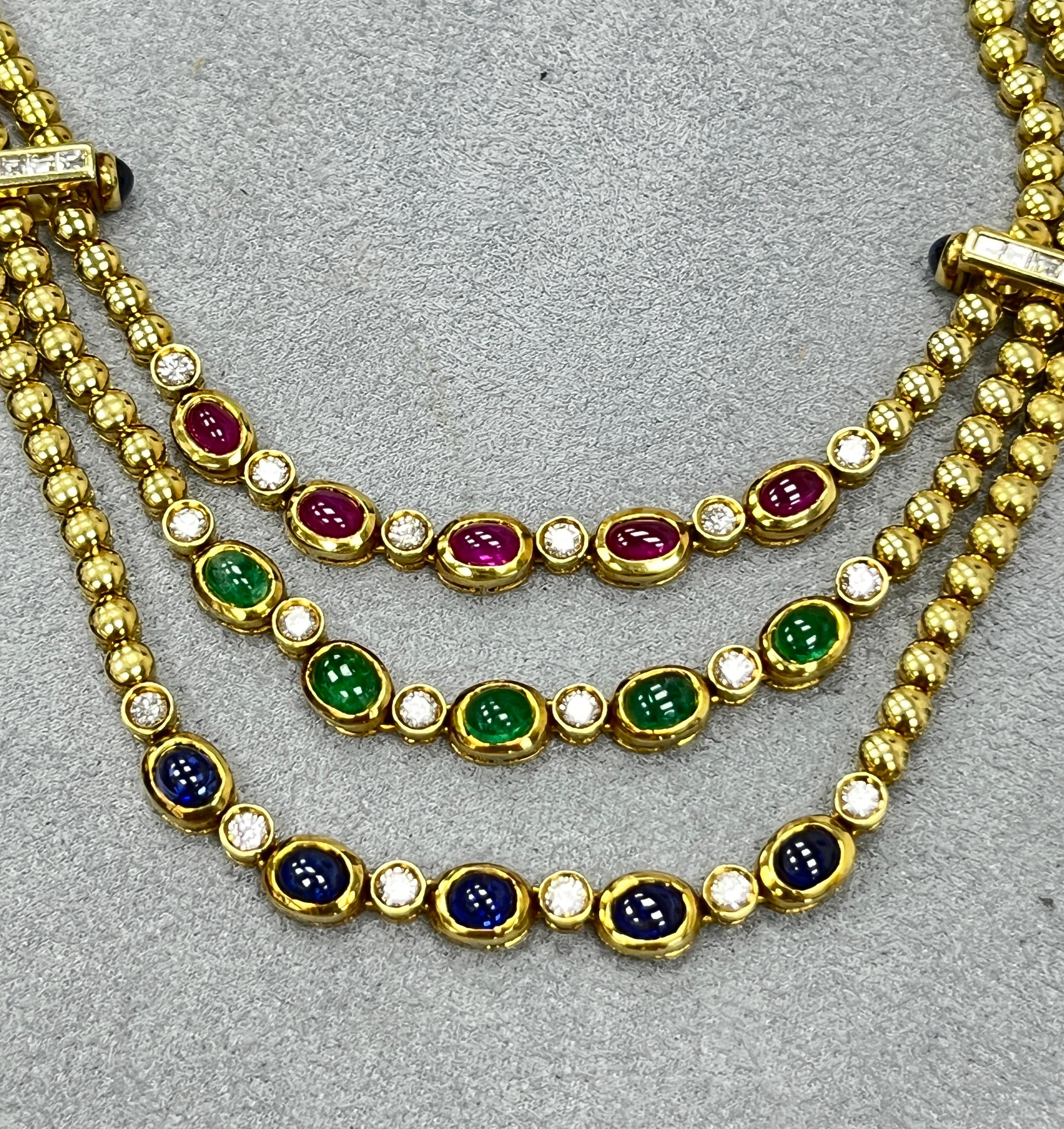 Collana girocollo a 3 fili di perline in oro giallo 18K con zaffiri, smeraldi e rubini cabochon incastonati, 18 diamanti rotondi taglio brillante di circa 2,00 carati di colore G-H SI, 12 diamanti quadrati di circa 0,72 carati di colore G-H