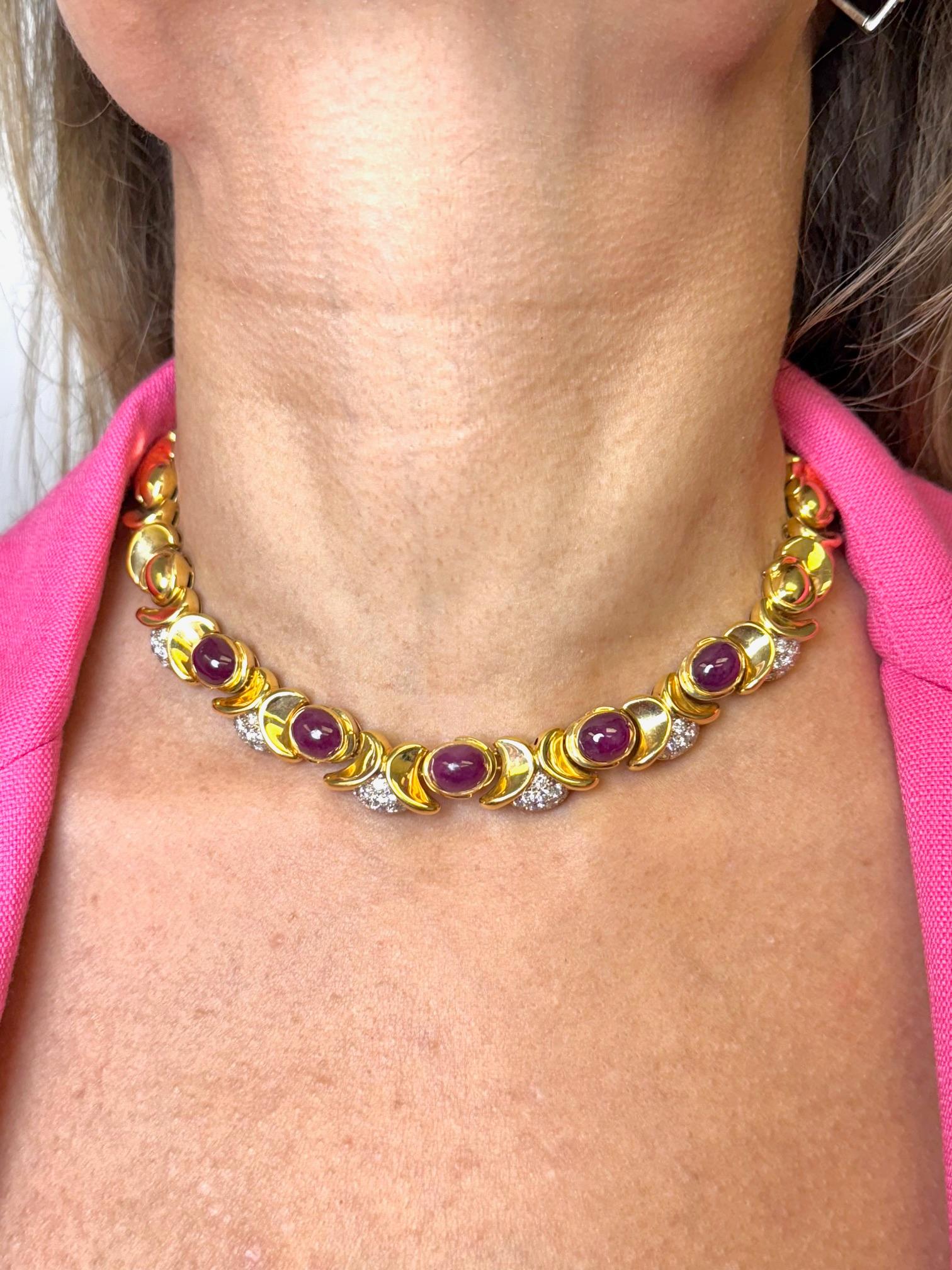 Collar de oro amarillo de 18 quilates con cabujón de rubí y diamantes en venta 1