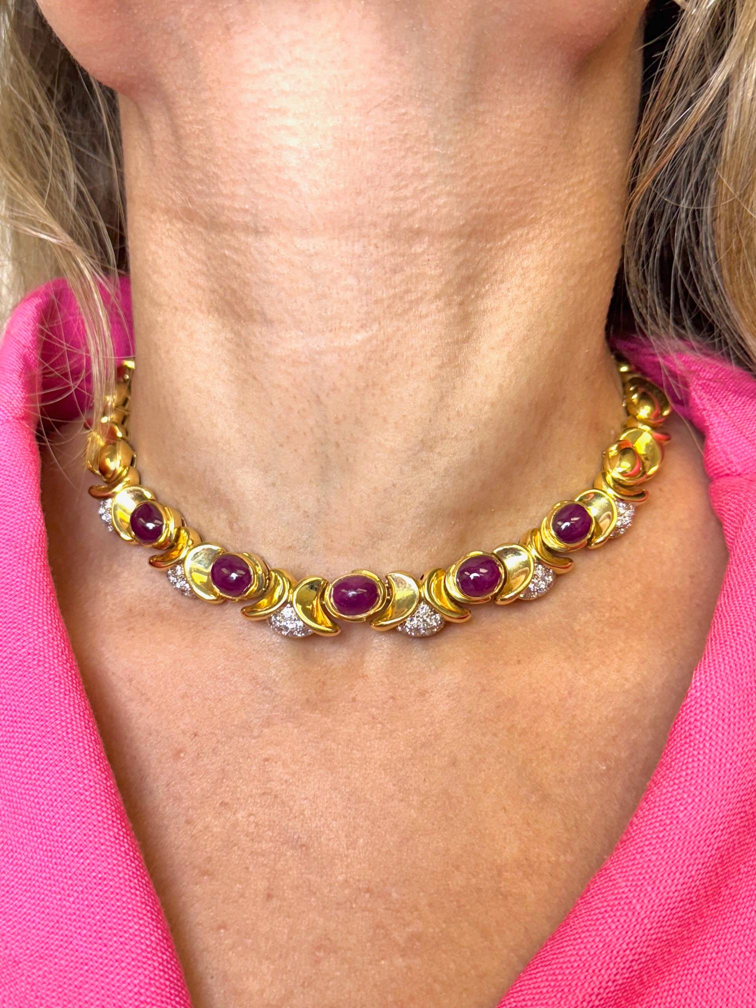 Collar de oro amarillo de 18 quilates con cabujón de rubí y diamantes en venta 2